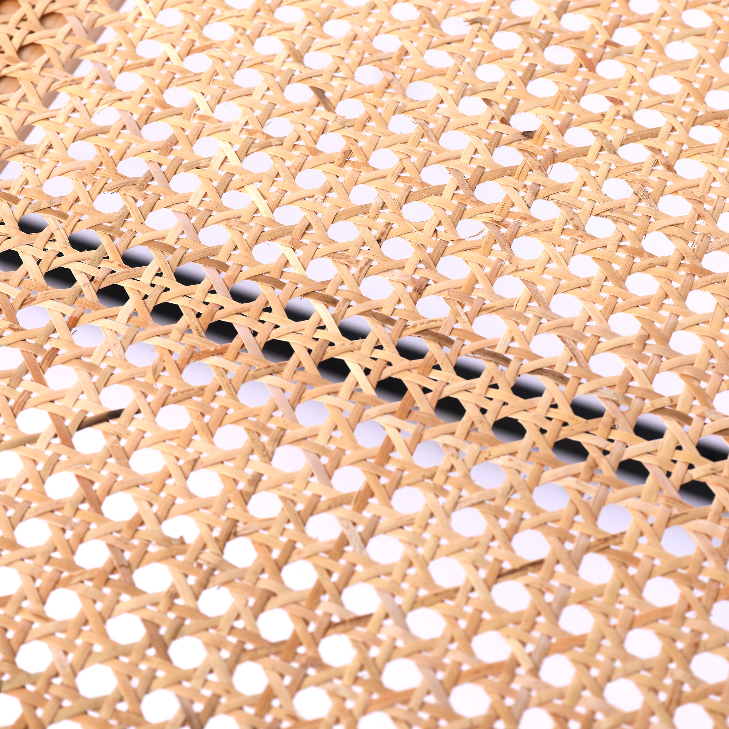 Industrialny stolik kawowy z rattanu i czarnego metalu