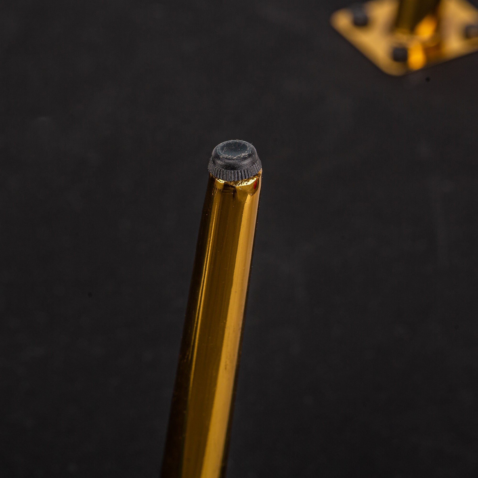 Fotel salonowy z metalu i zielonego aksamitu