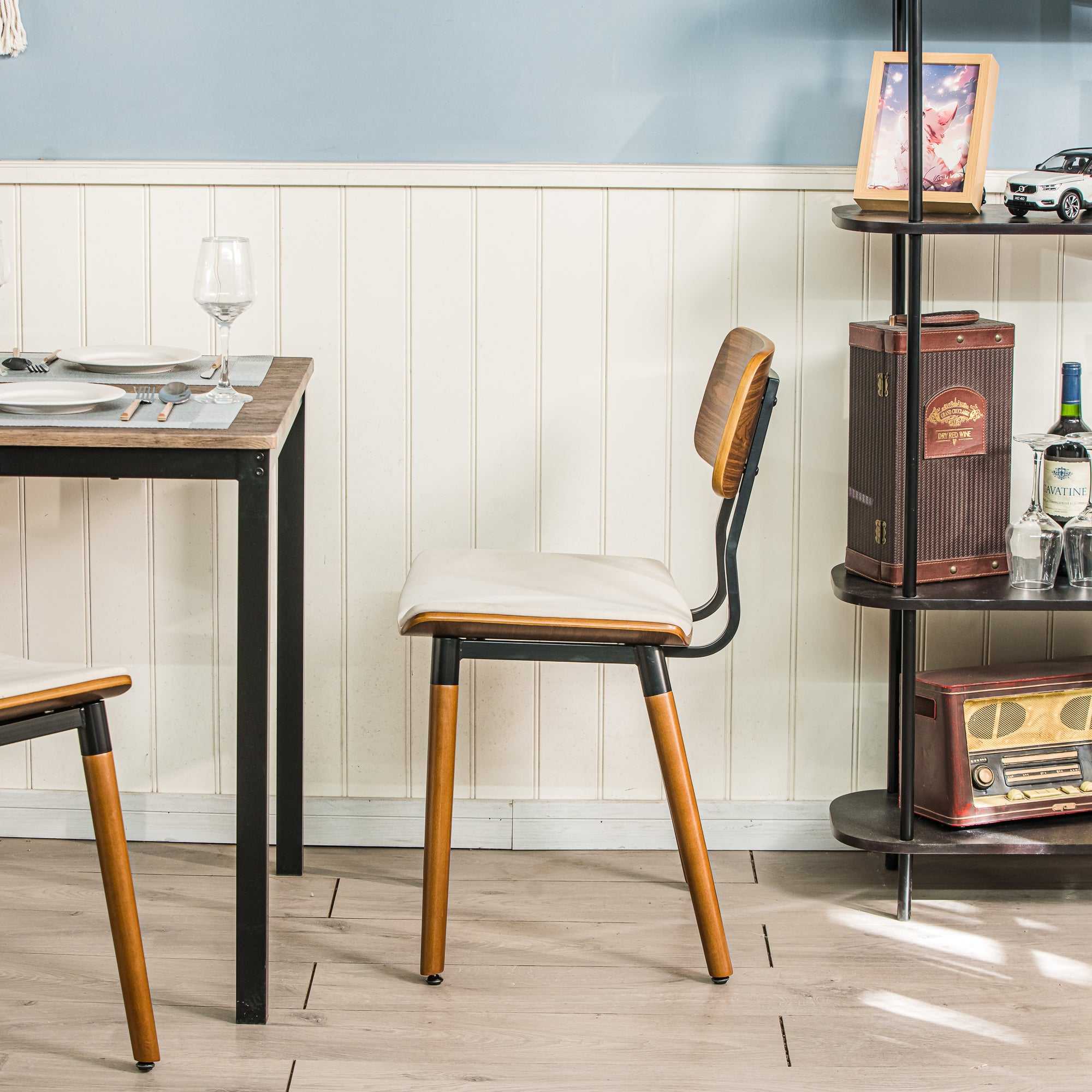 Lot de 2 chaises en bois et velours beige