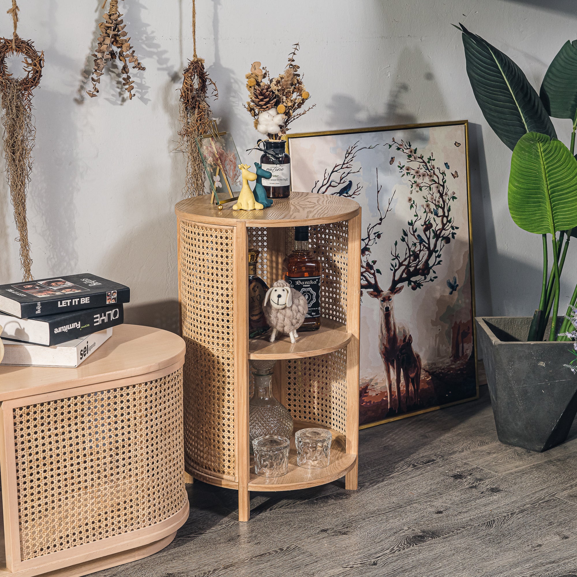 ALTA – stolik nocny z 2 schowkami z drewna i naturalnego rattanu