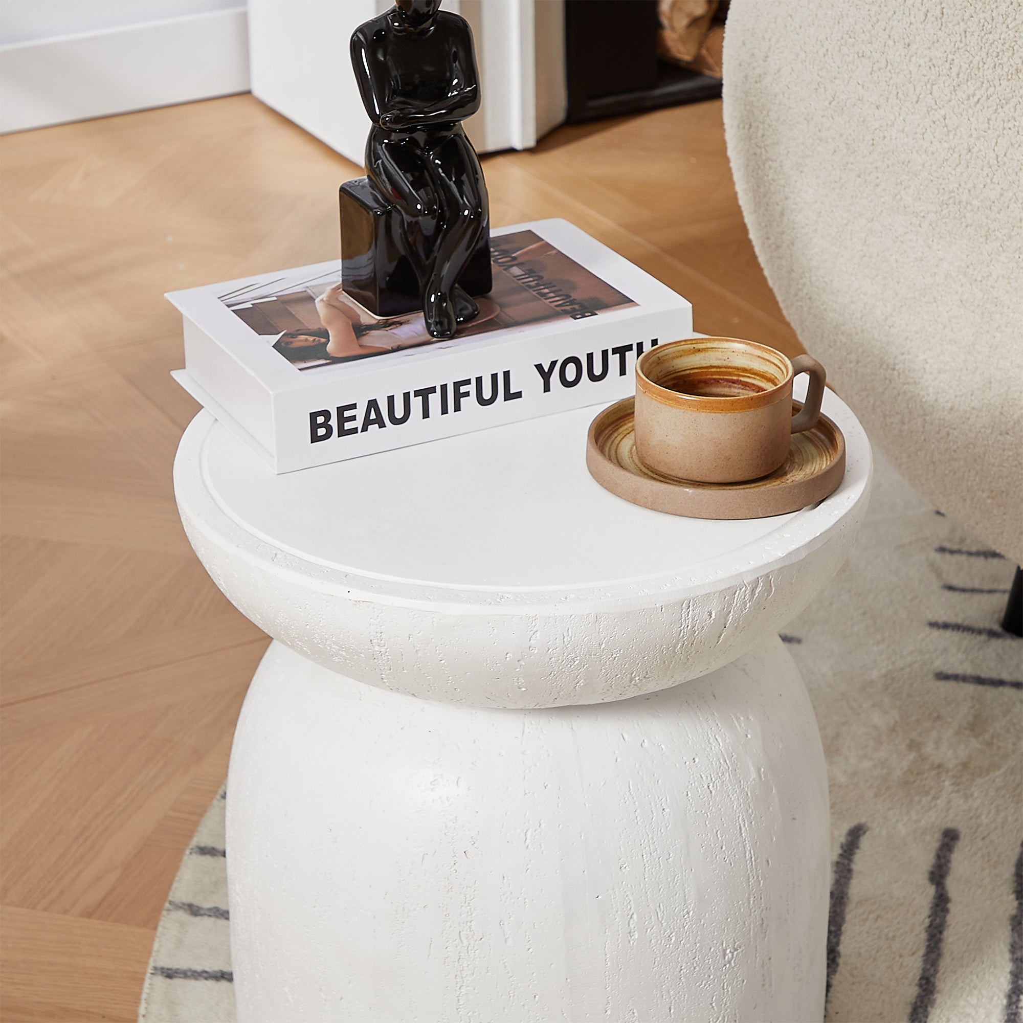 HJORRING – stolik pomocniczy do wnętrz i na zewnątrz, wykonany z białego magnezytu