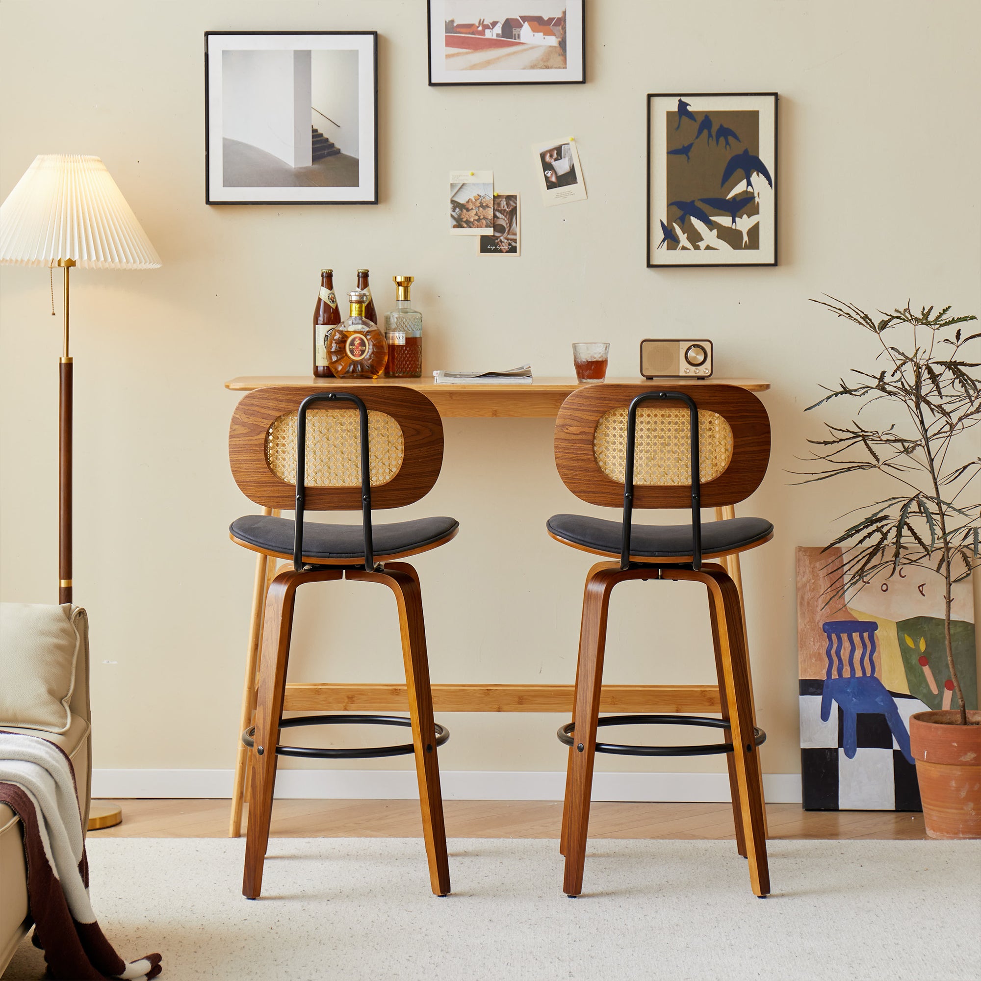 ALESUND – Zestaw 2 stołków barowych z litego drewna i czarnej plecionki