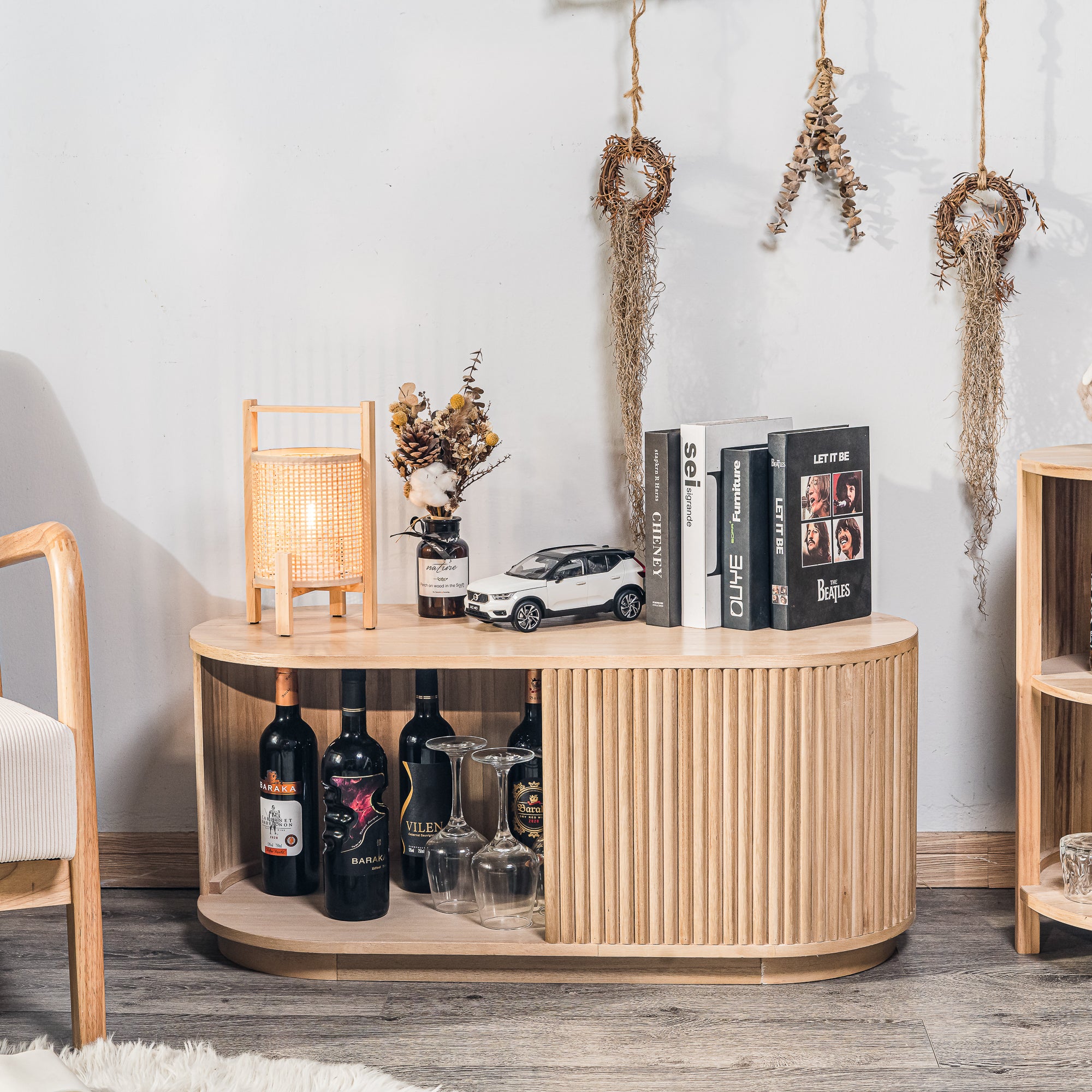 VIKNA – stolik kawowy z litego drewna jesionowego