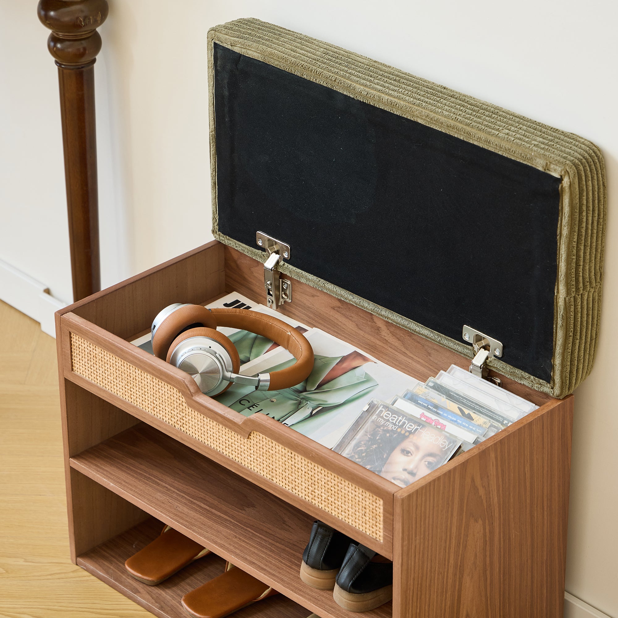 KUBO – Szafka na buty z drewnianym schowkiem i zielonym sztruksem w kolorze khaki