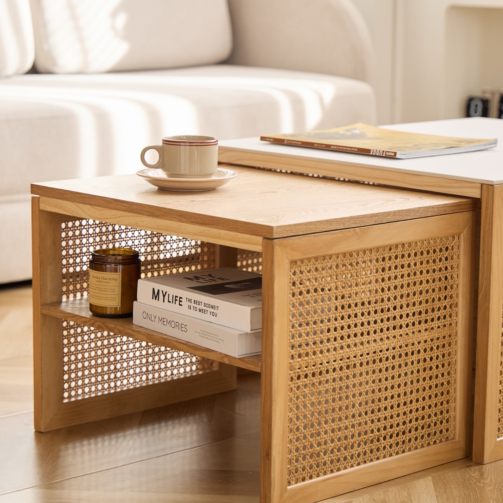 TROMSO – Zestaw 2 stolików kawowych z rattanu i blatem imitującym marmur