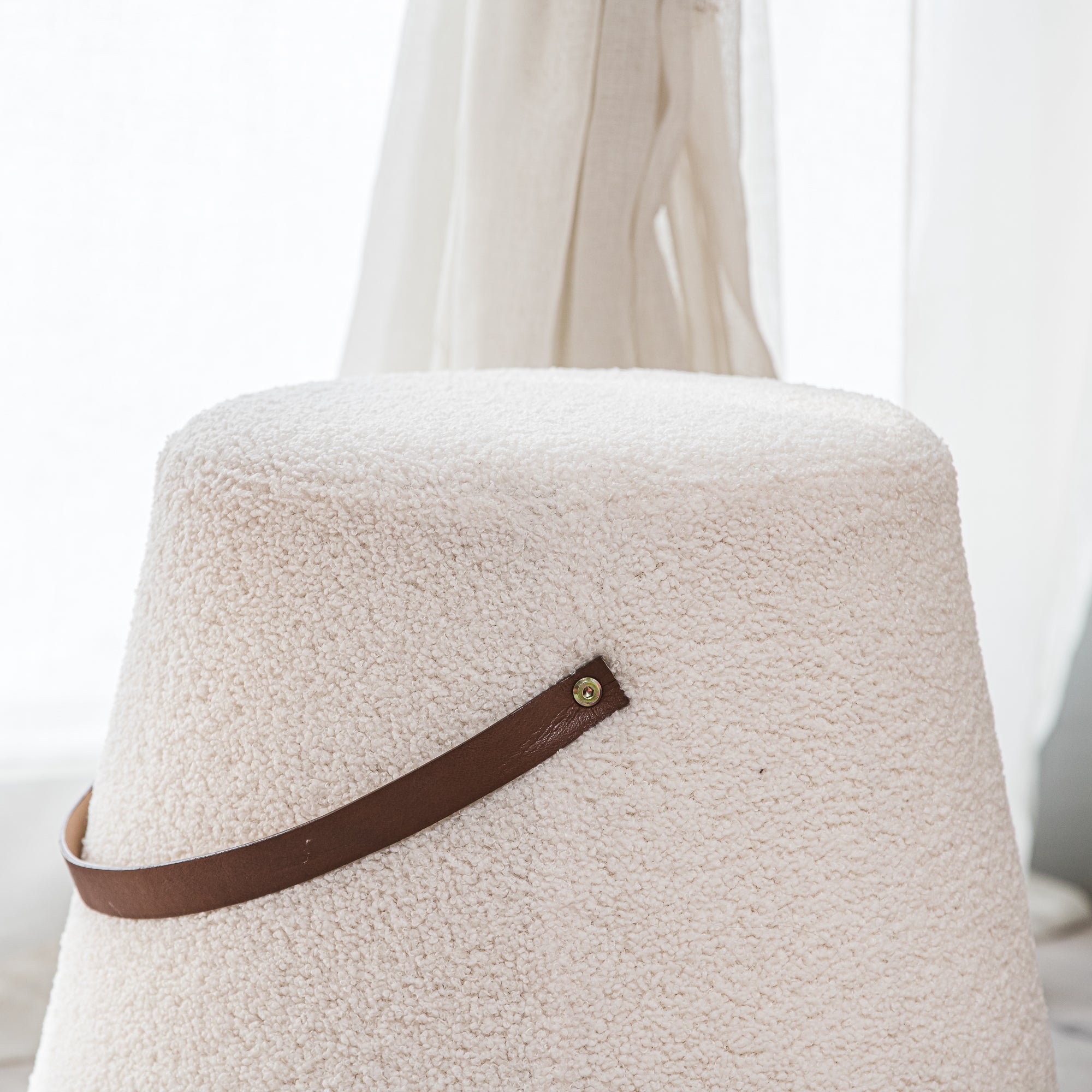 Biała pufa z pętelkami i sznurkiem