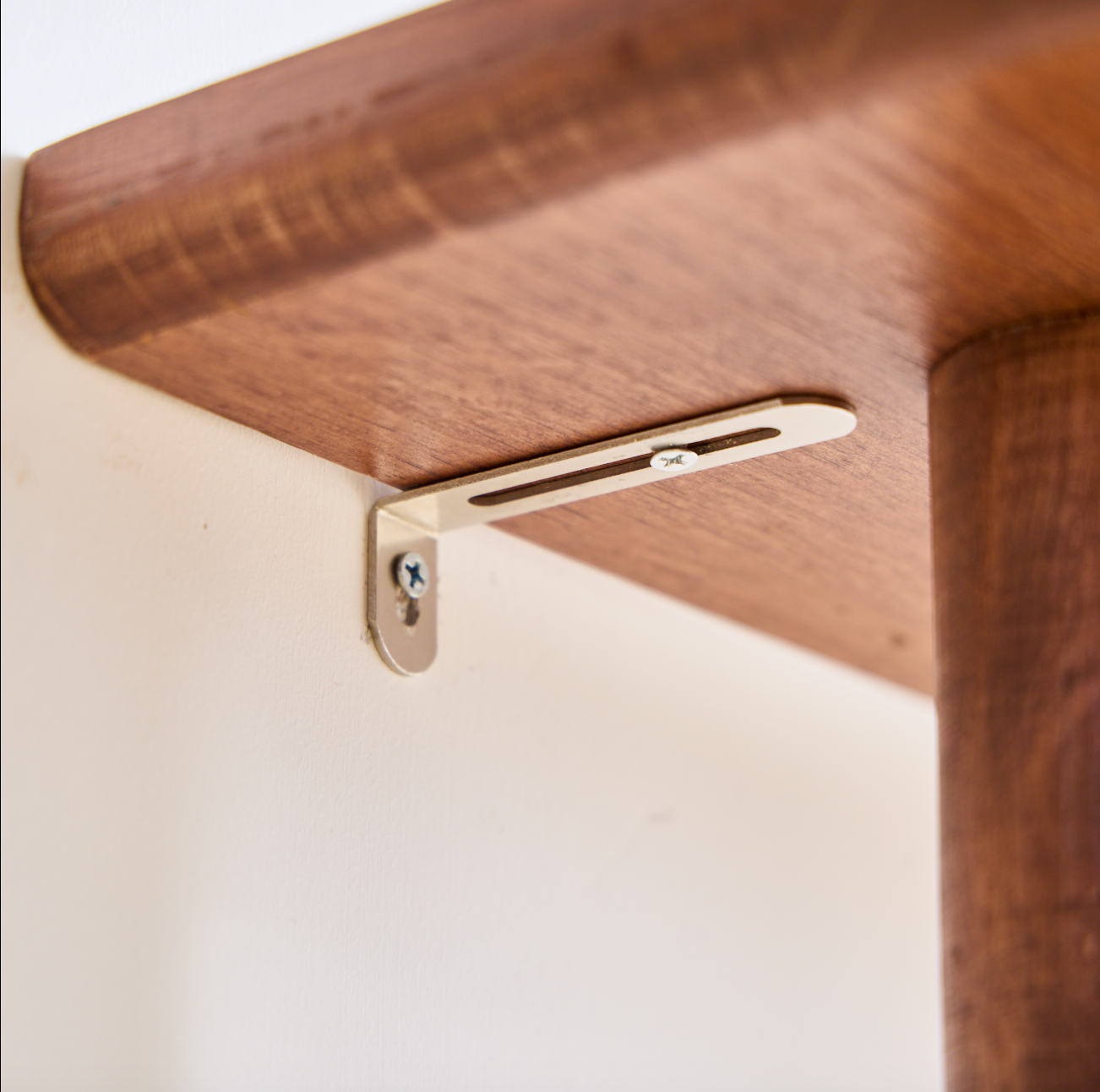 ALSTA – Skandynawski stolik konsolowy z drewna orzechowego