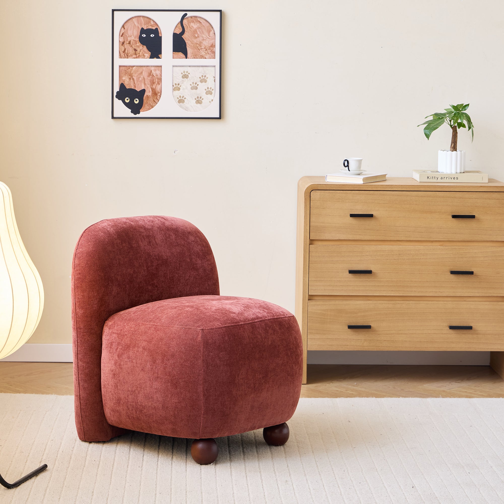 KOKKOLA – fotel salonowy z litego drewna i tkaniny w kolorze terakoty