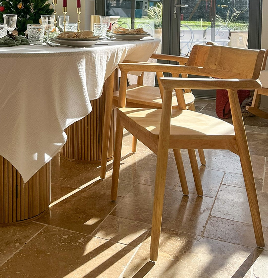 CORDOBA – Zestaw 2 krzeseł z litego drewna z podłokietnikami w kolorze naturalnym