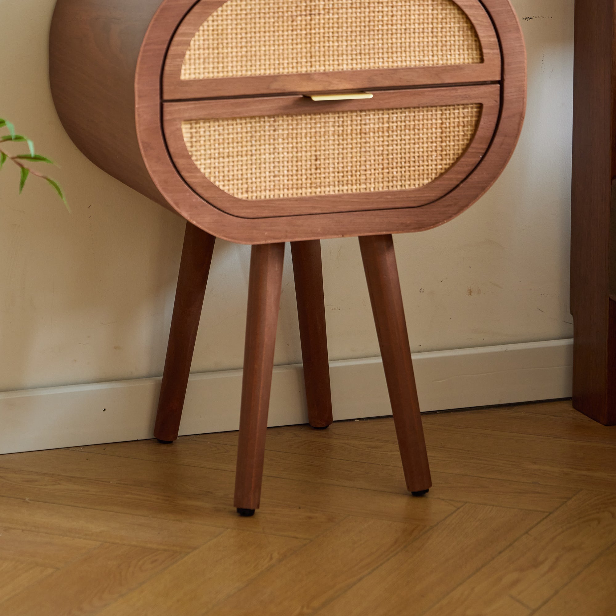 MALIRON - Szafka nocna z 2 szufladami z rattanu i drewna orzechowego