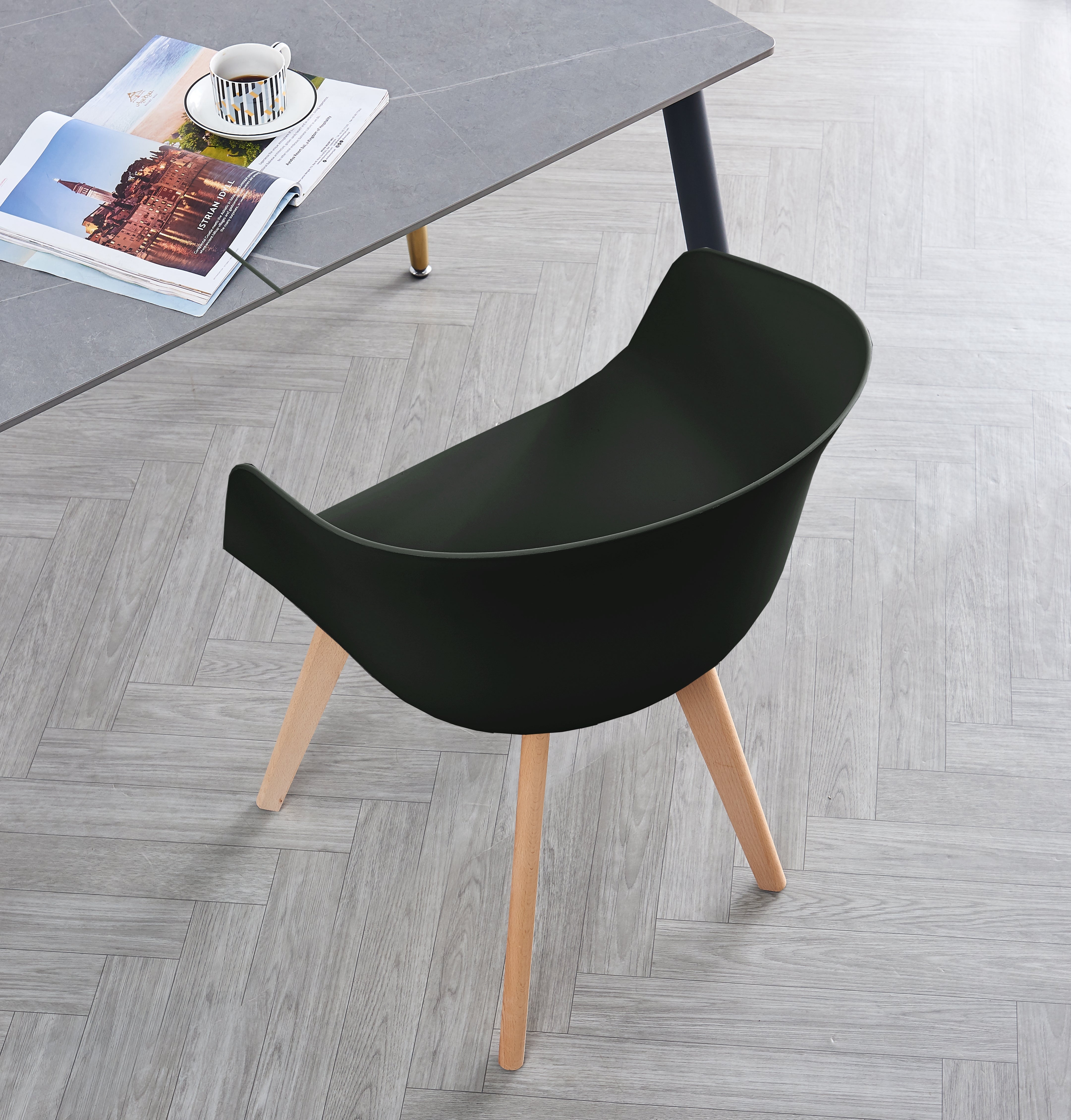 Zestaw 4 skandynawskich krzeseł z drewna i czarnego polipropylenu