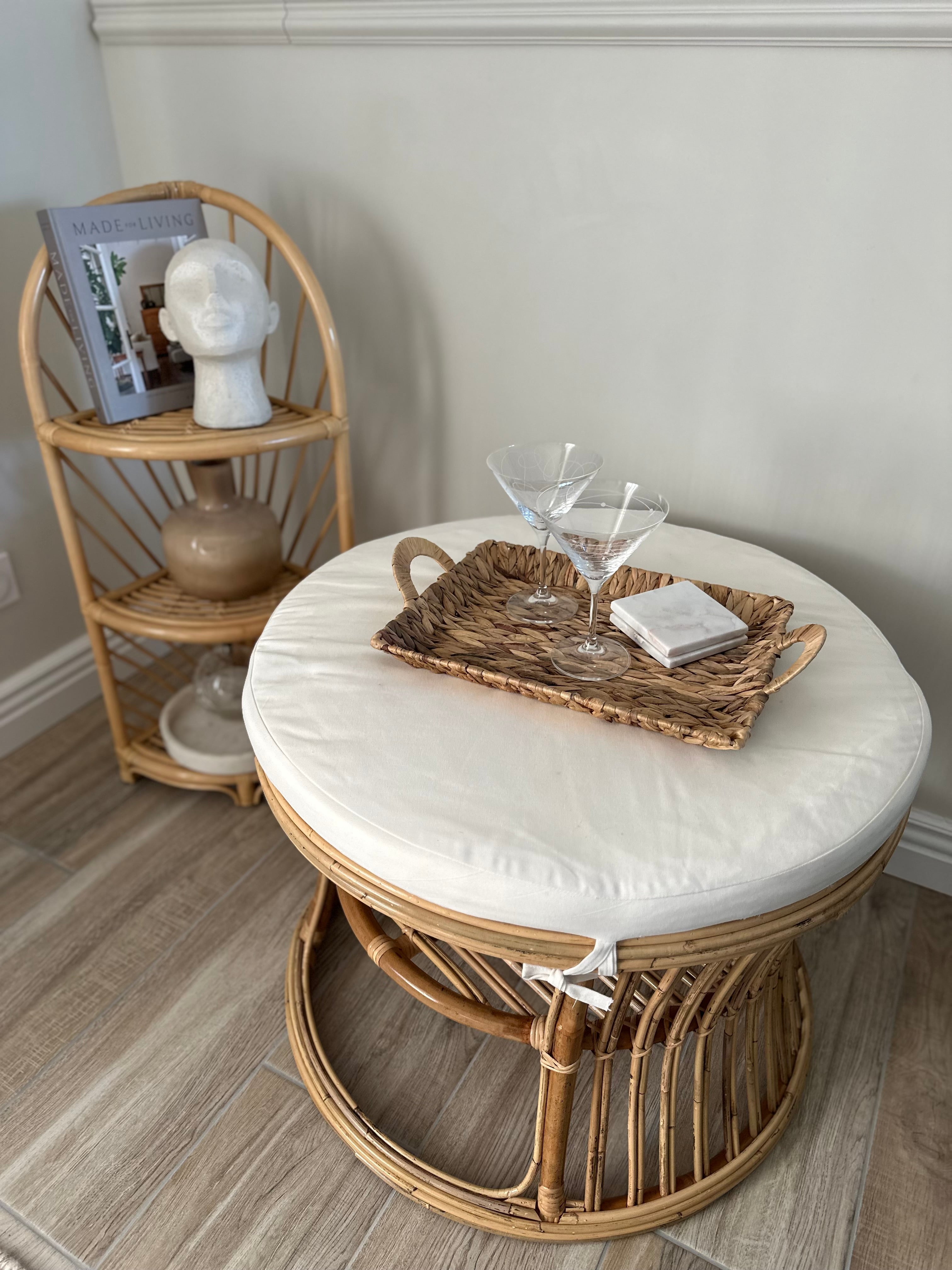 SERAM – pufa z naturalnego rattanu i beżowej tkaniny