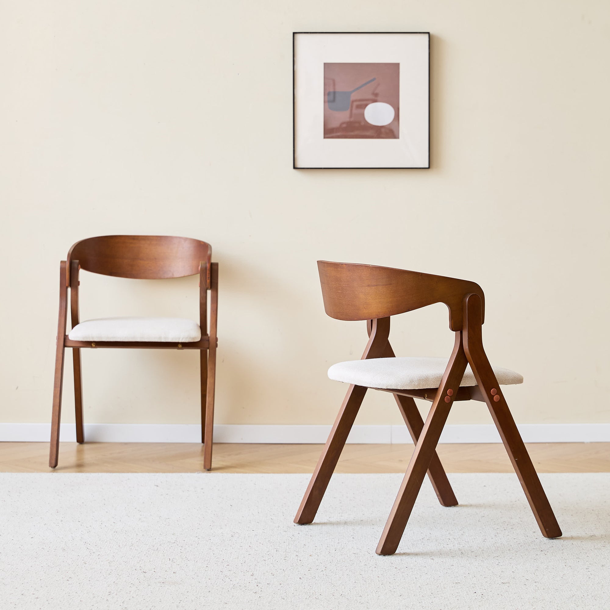 PORI – Zestaw 2 krzeseł do jadalni z drewna orzechowego i beżowej tkaniny
