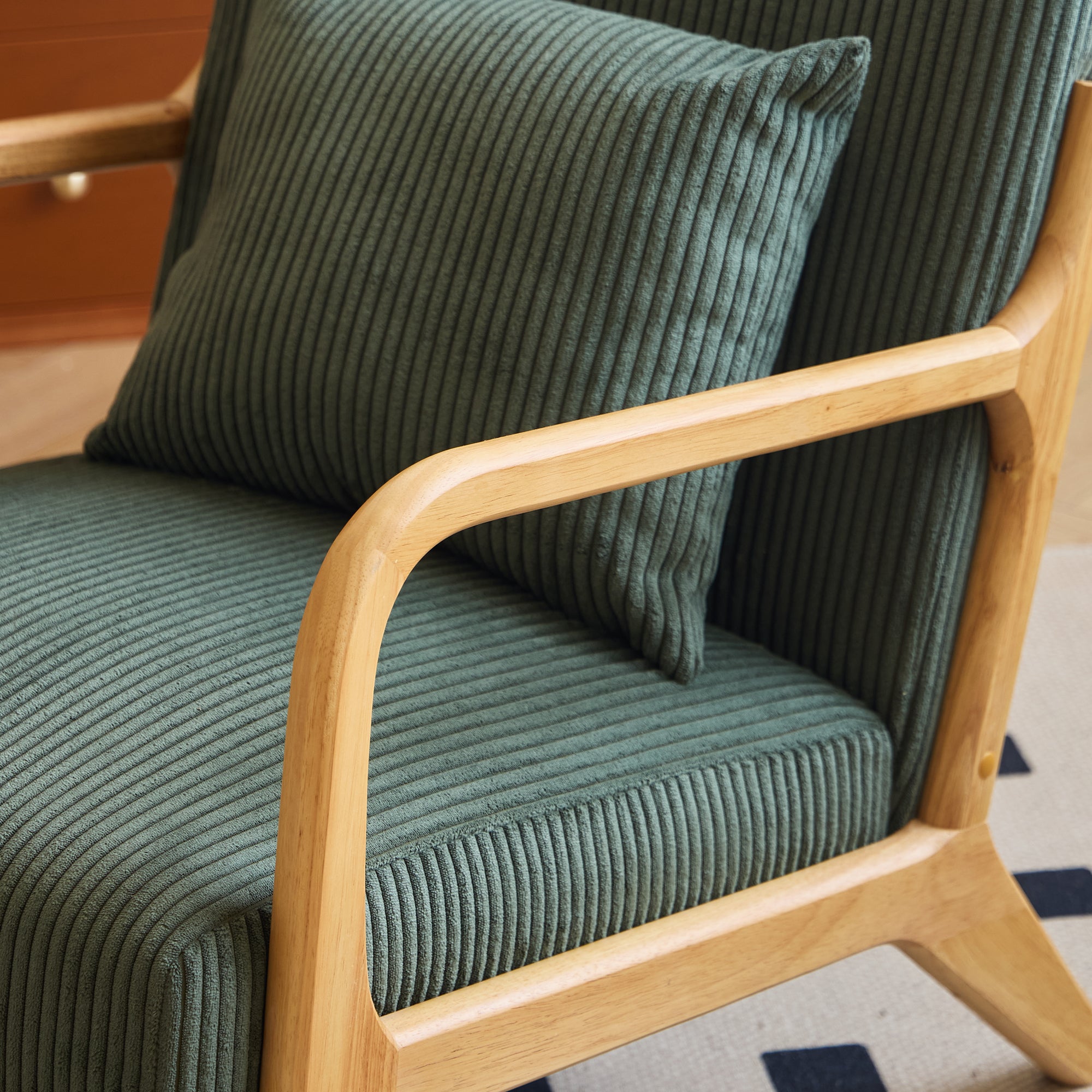 OHAMA – Fotel salonowy z litego drewna i zielonego sztruksu