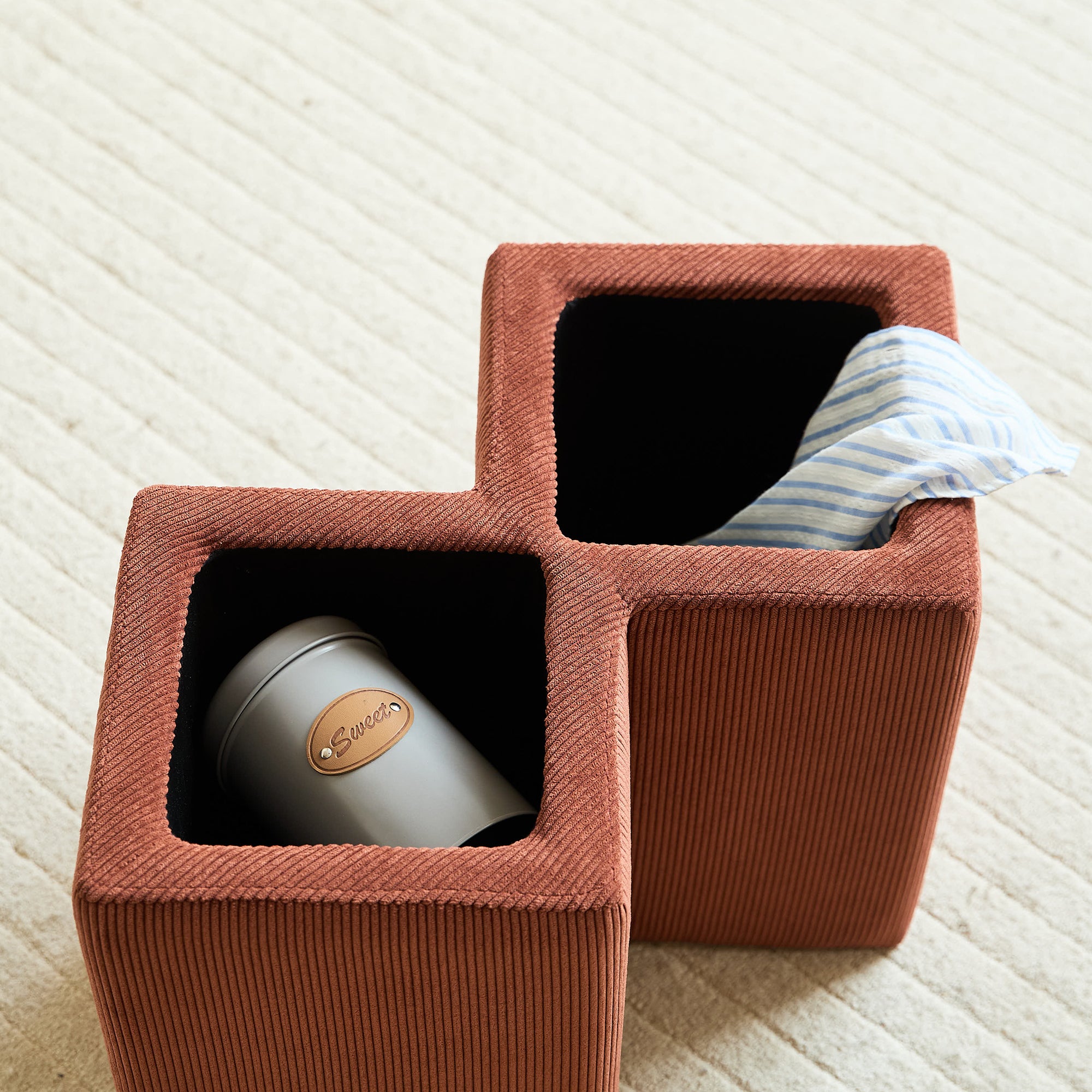 DIPOLOG – pufa salonowa z schowkiem, wykonana z sztruksu w kolorze terakoty