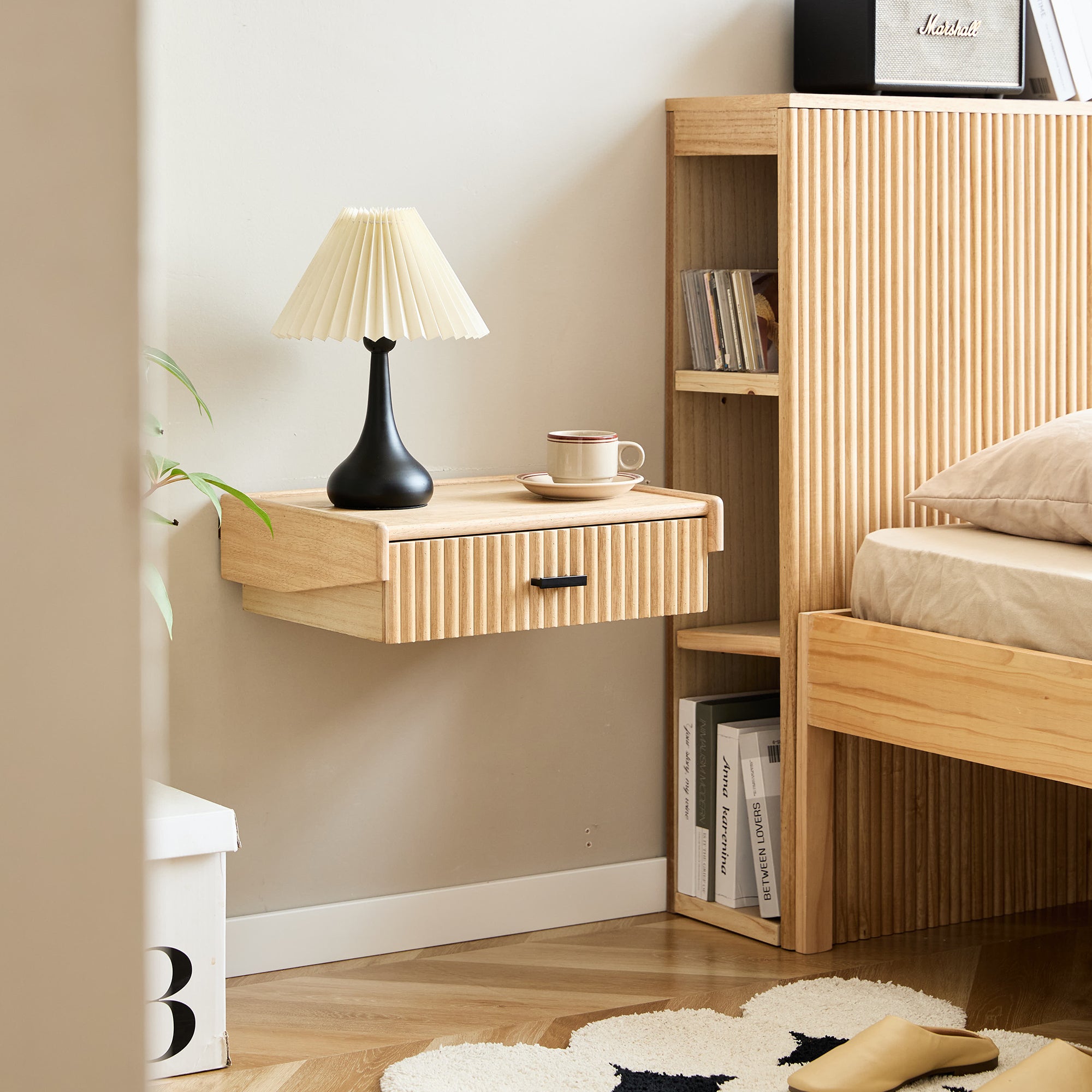 PITEA – drewniany stolik nocny do montażu na ścianie