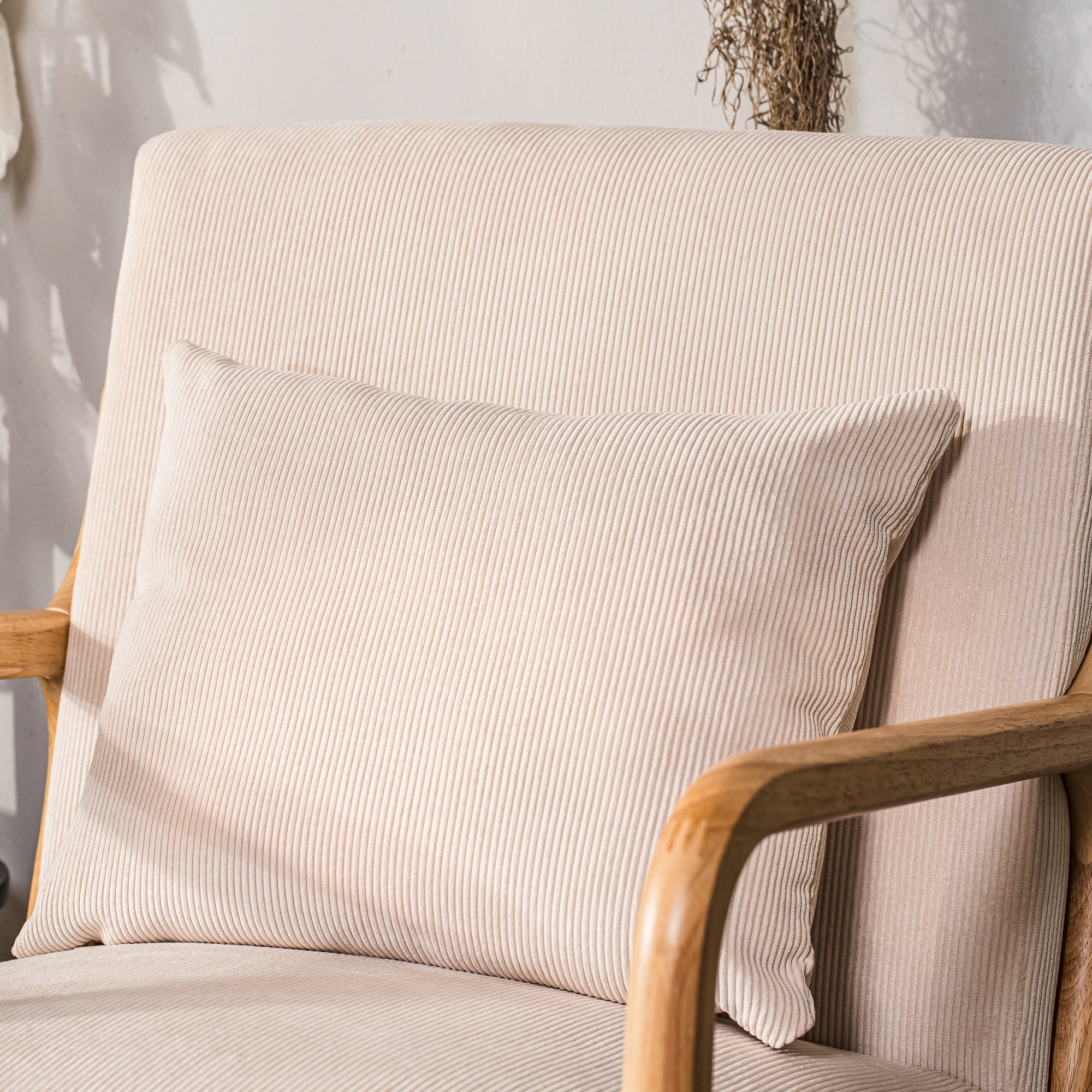 OHAMA – Fotel salonowy z litego drewna i beżowego sztruksu