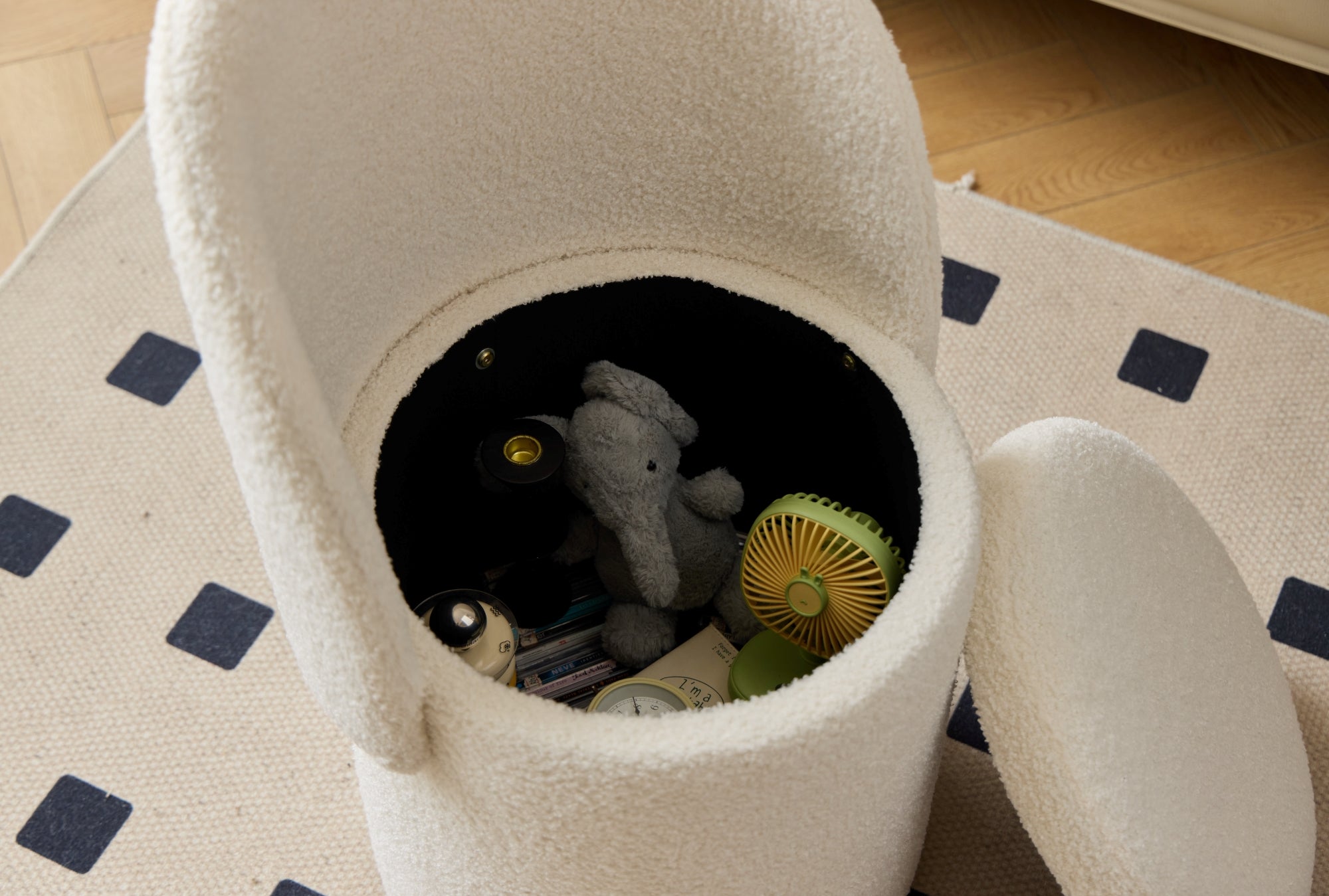 UMEA – pufa z oparciem i schowkiem, pokryta białym tkanina bouclé