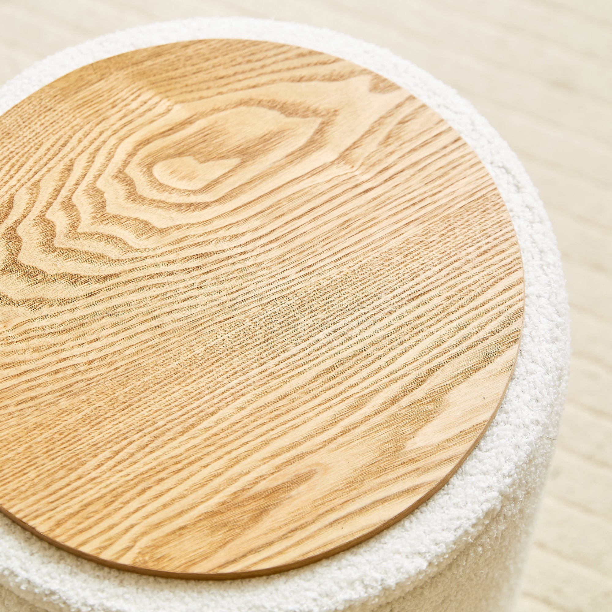 NARVIK – Zestaw 3 puf z drewnianym schowkiem i białymi pętelkami