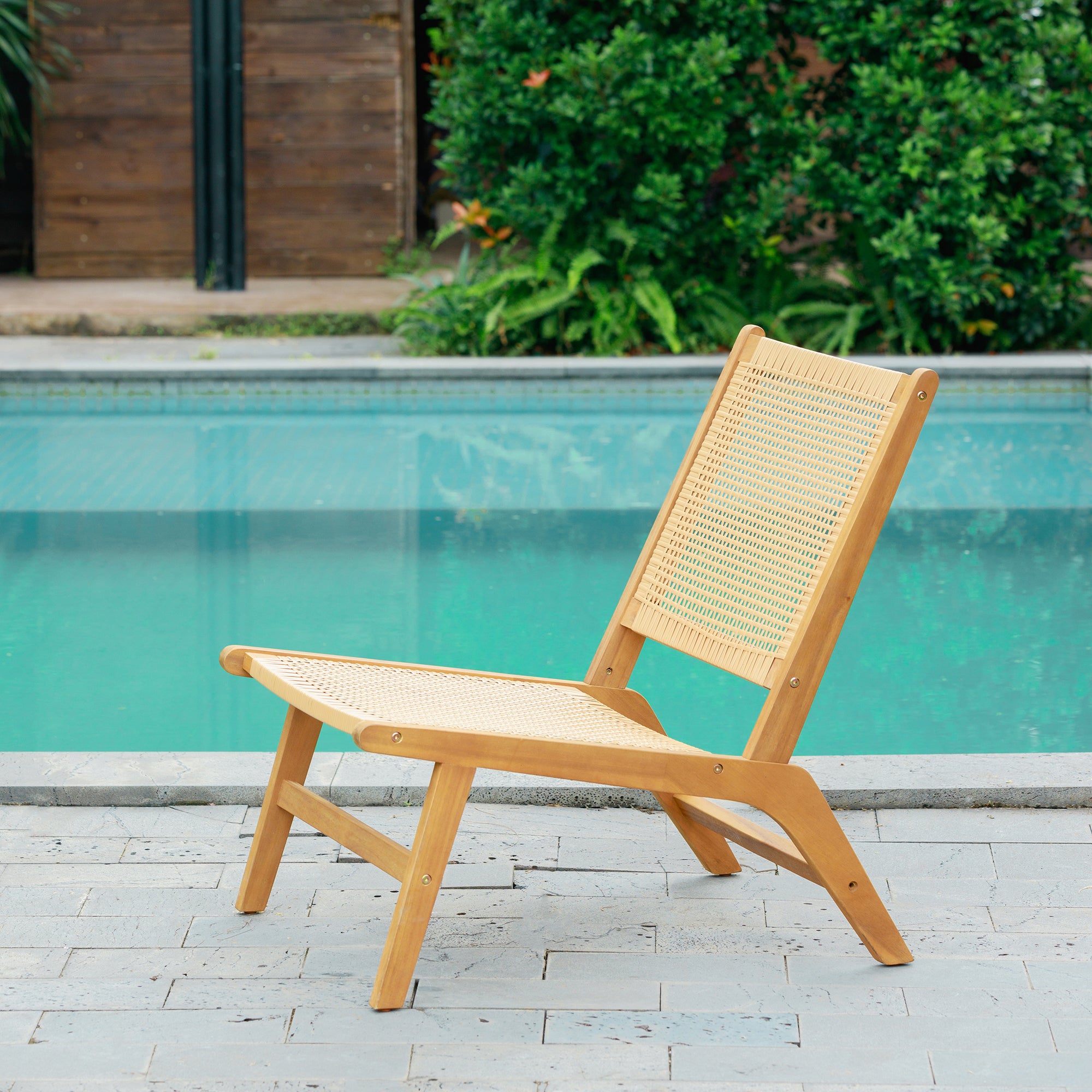 AGUILARES – Fotel do wnętrz i na zewnątrz z litego drewna akacjowego i rattanowego