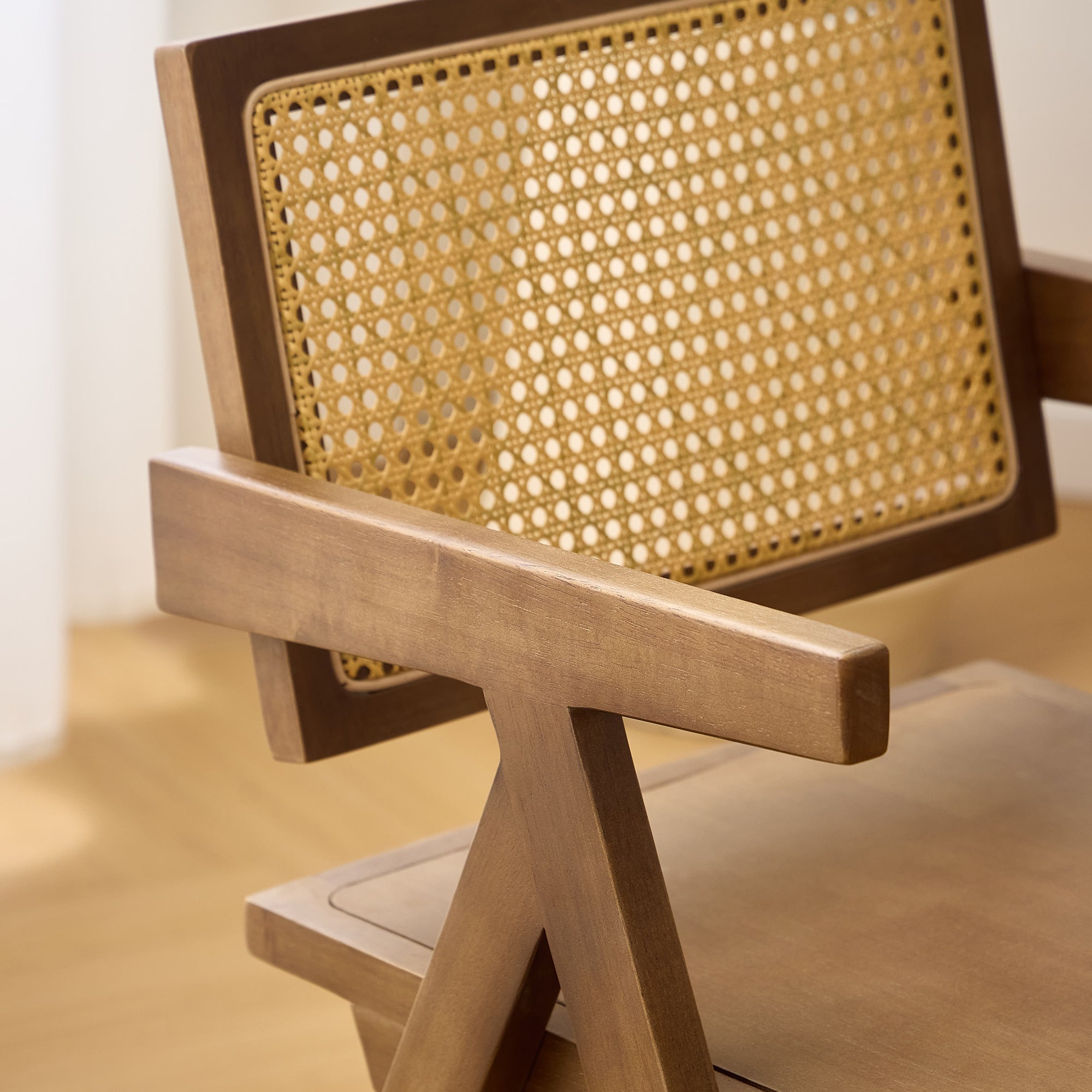 MADEIRA – Fotel stołowy z ciemnego litego drewna i wikliny