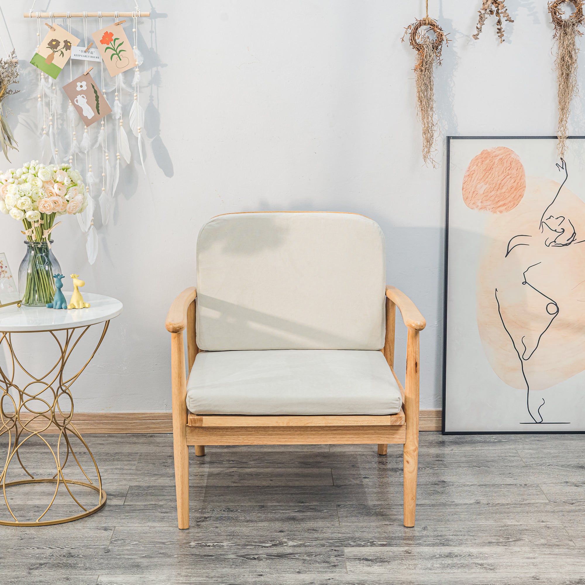 SURABAYA – Fotel salonowy z litego drewna i beżowej tkaniny