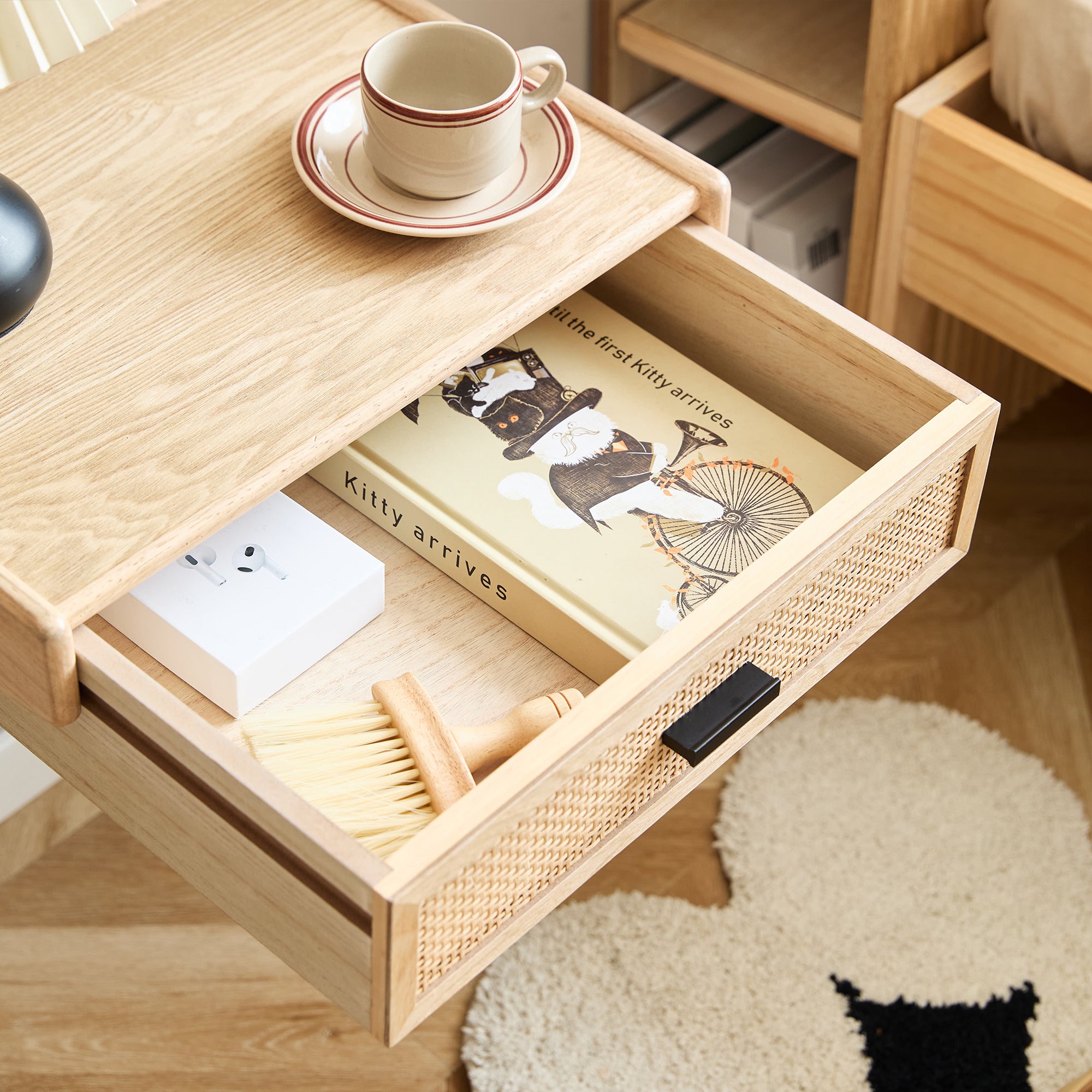 PITEA – drewniany stolik nocny na ścianę z naturalnego rattanu