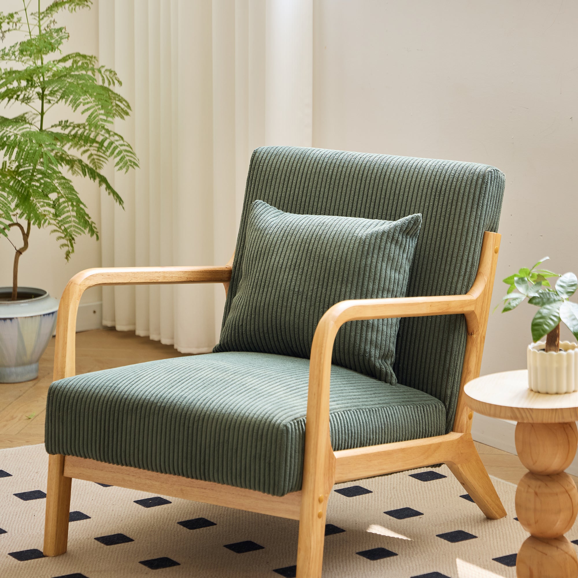 OHAMA – Fotel salonowy z litego drewna i zielonego sztruksu