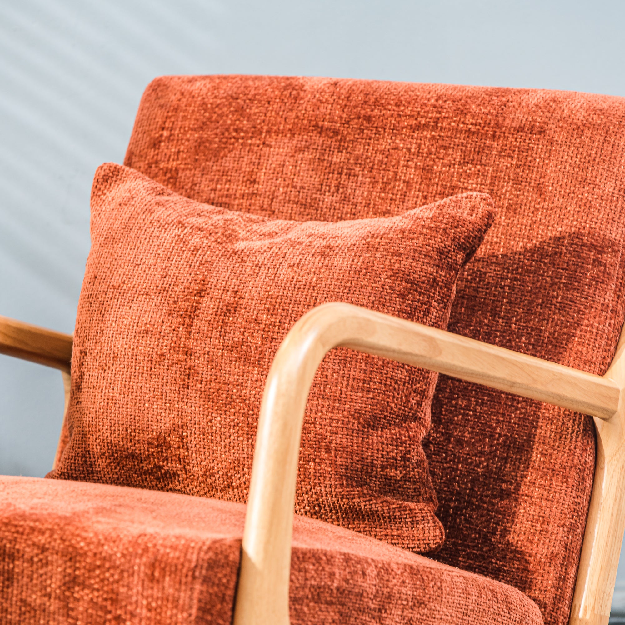 Fotel bujany z litego drewna i tkaniny w kolorze terakoty