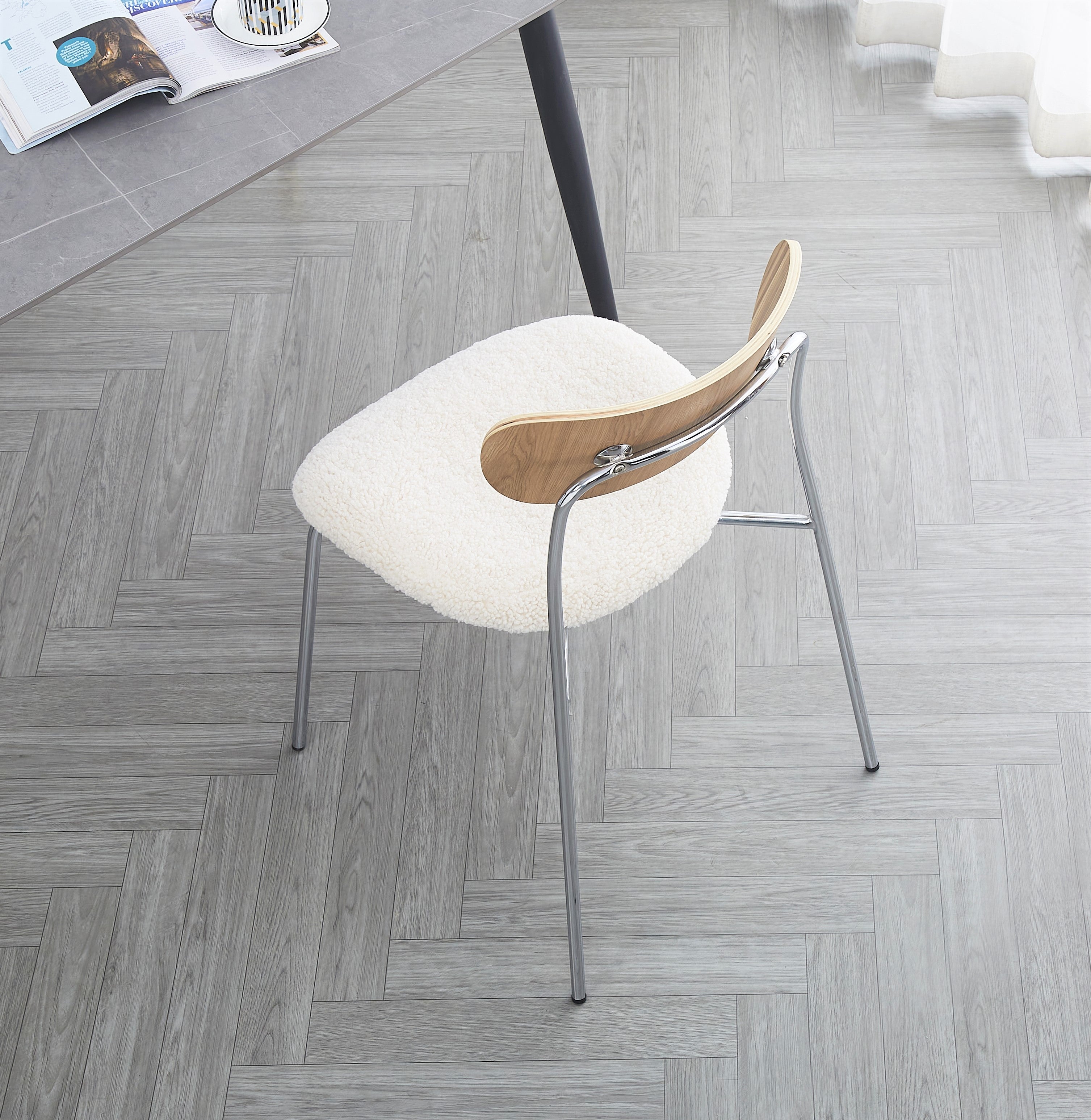 Zestaw 2 przemysłowych krzeseł z metalu i białych pętelek