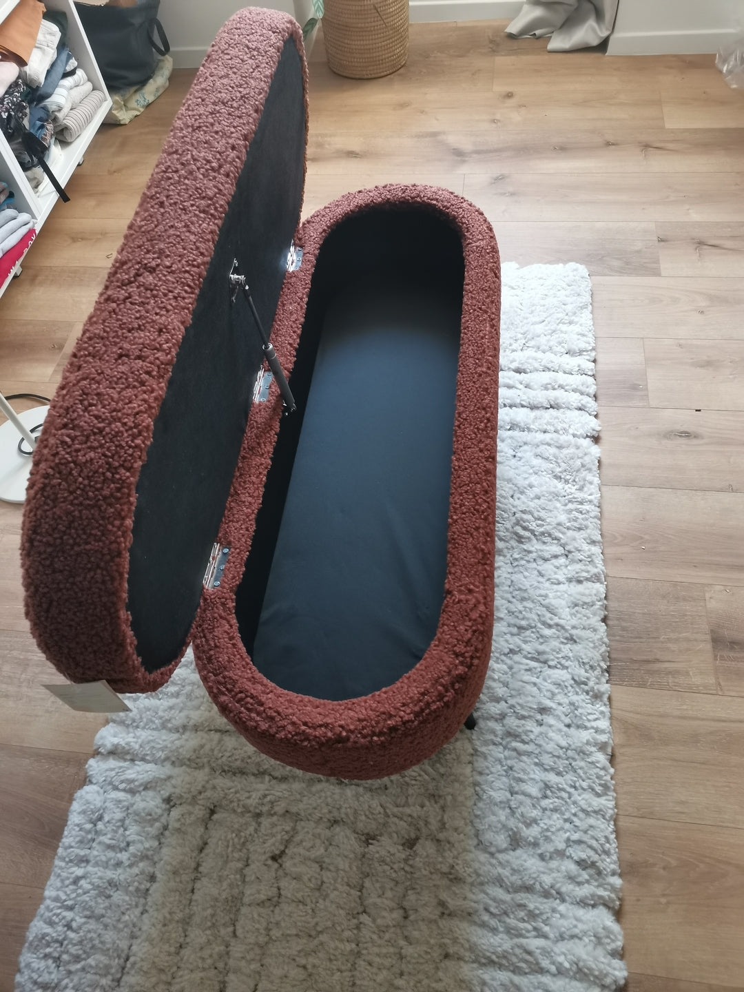 UPPSALA – Ławka z schowkiem, bouclé w kolorze terakoty