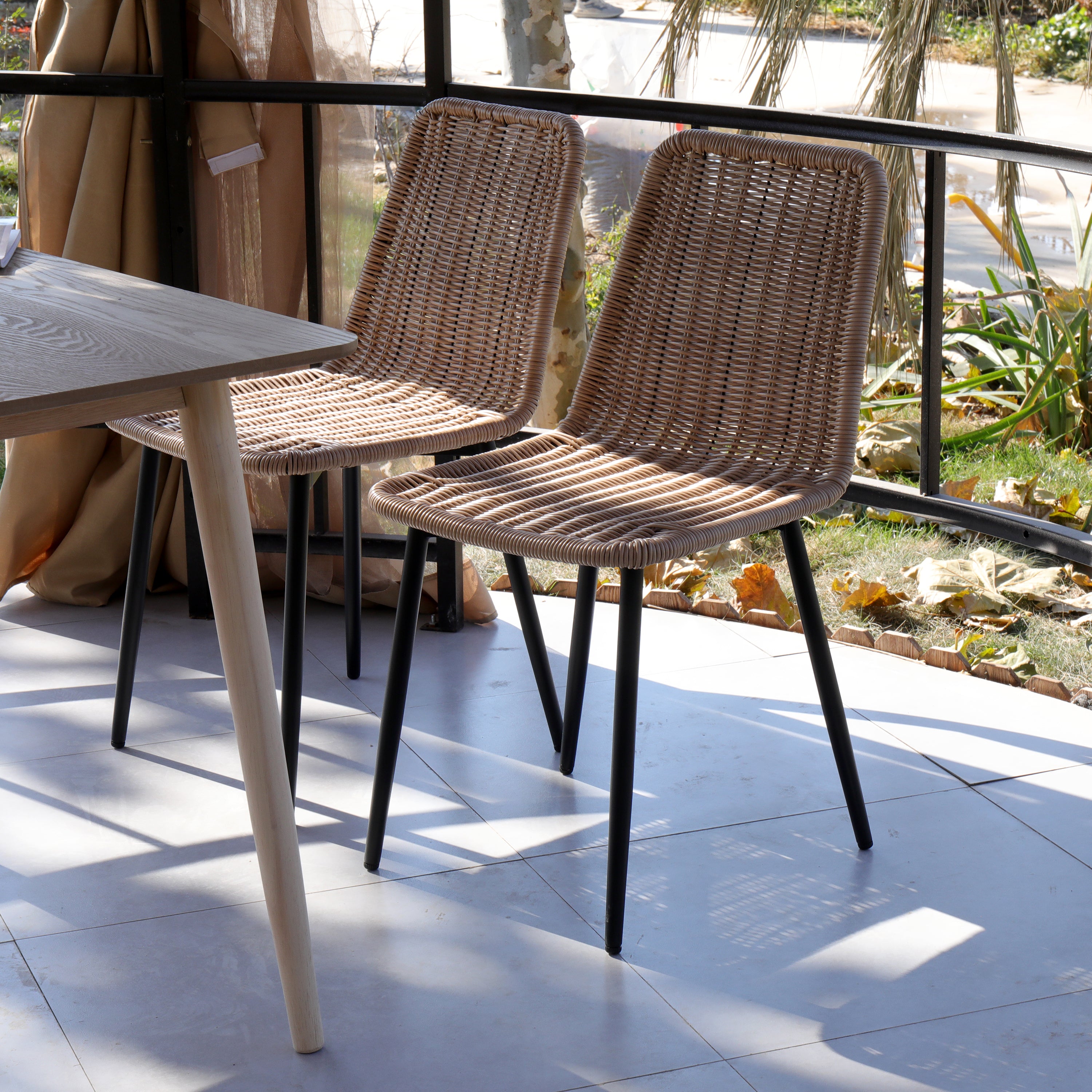 Zestaw 4 krzeseł z metalu i włókien