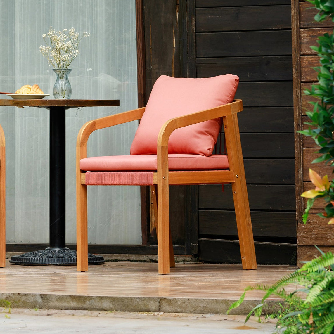 DELGADO – Zestaw 2 krzeseł do wnętrz i na zewnątrz, wykonanych z litego drewna i pokrytych różową tkaniną