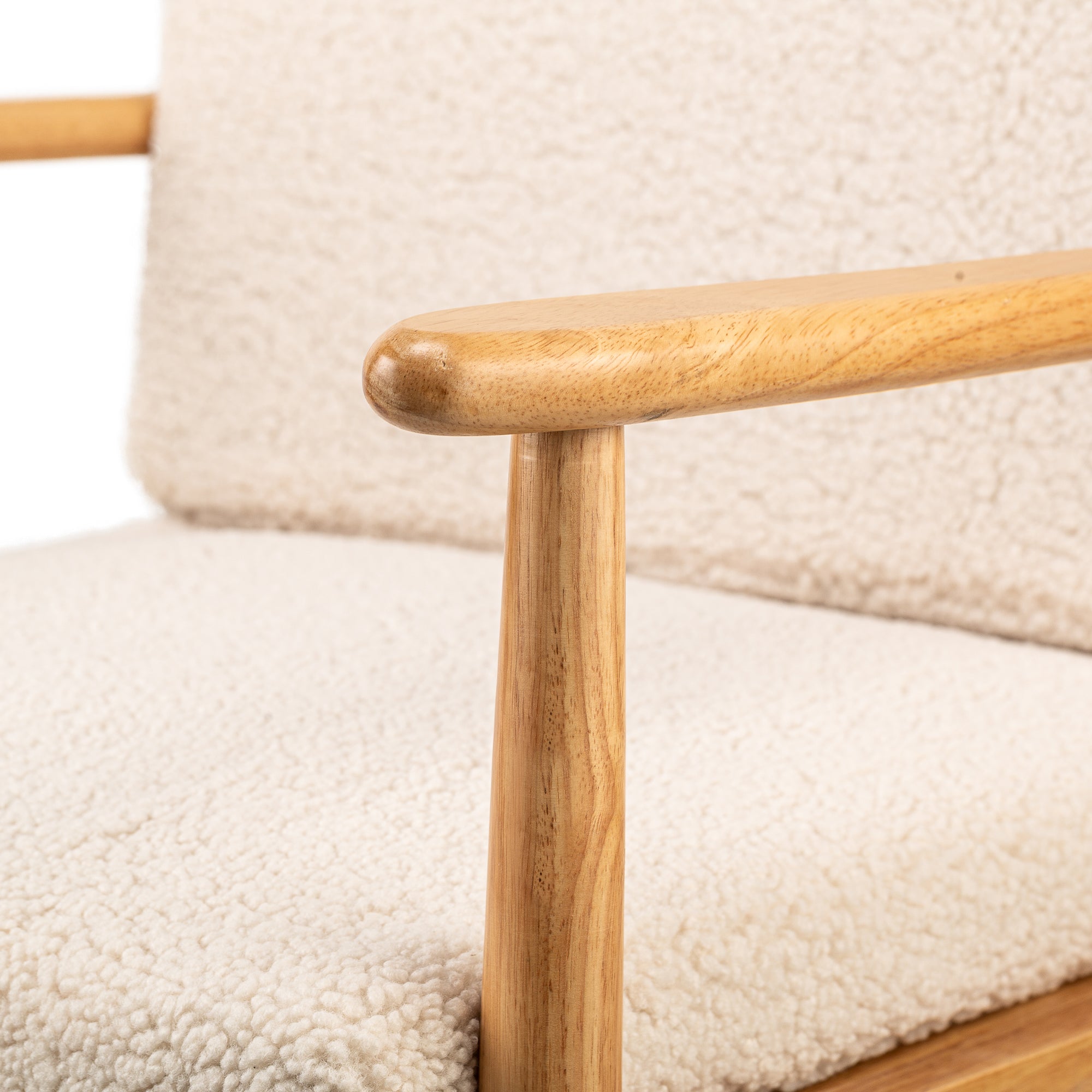 SURABAYA – Fotel salonowy z litego drewna i białymi pętelkami