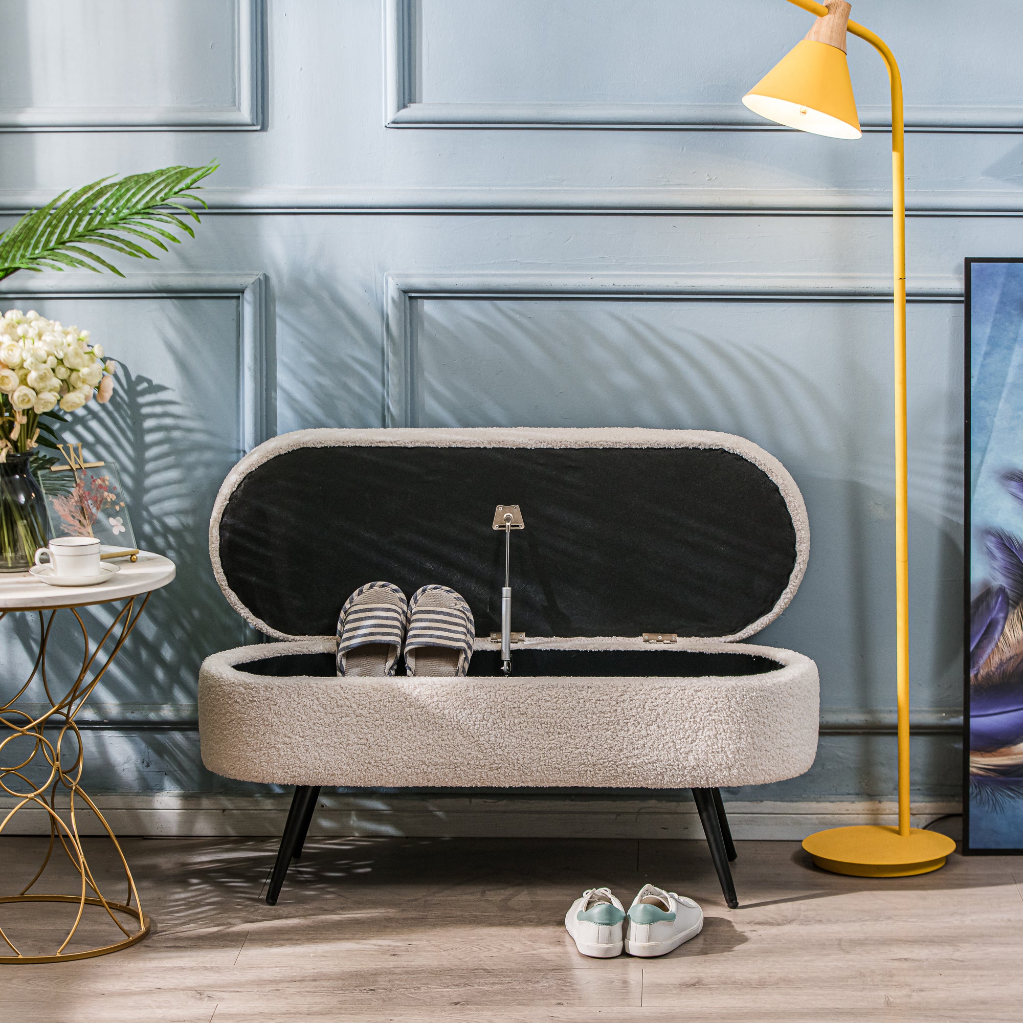 Metalowa ławka i białe pętelki