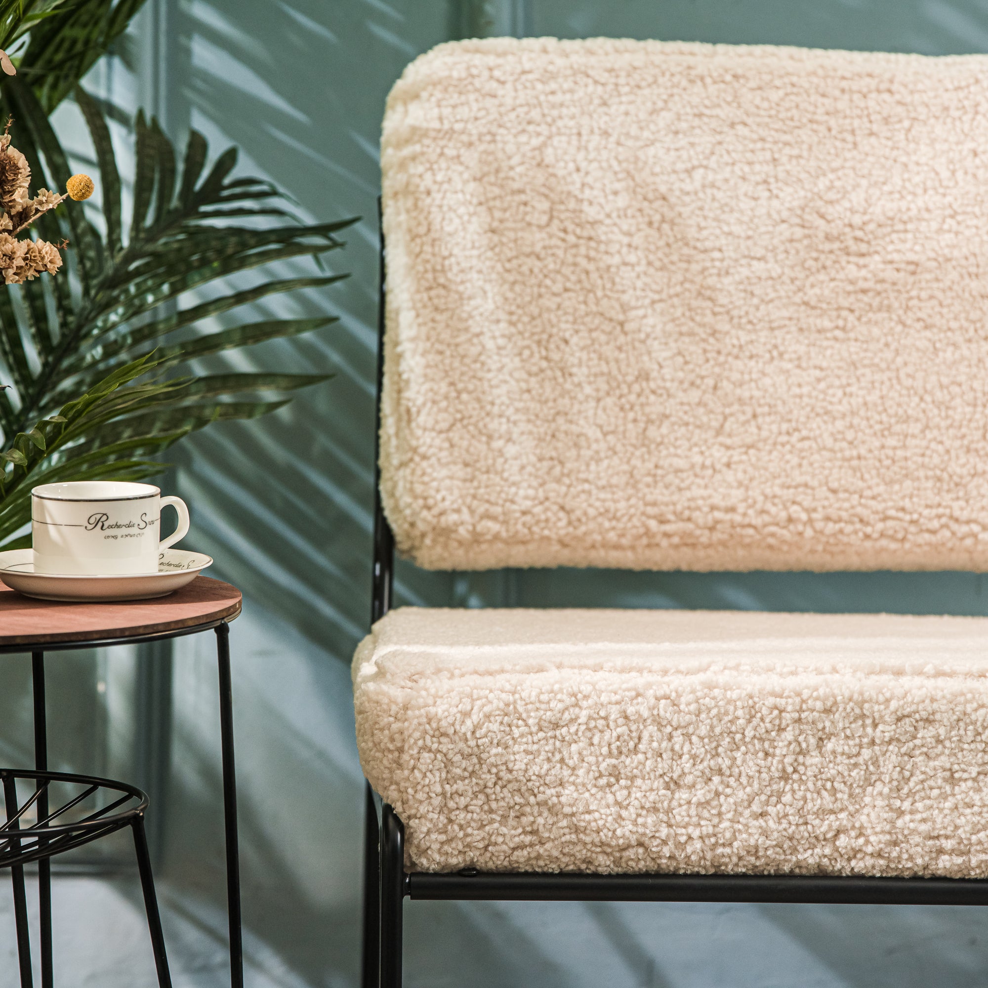 Fotel salonowy z metalu i białymi pętelkami