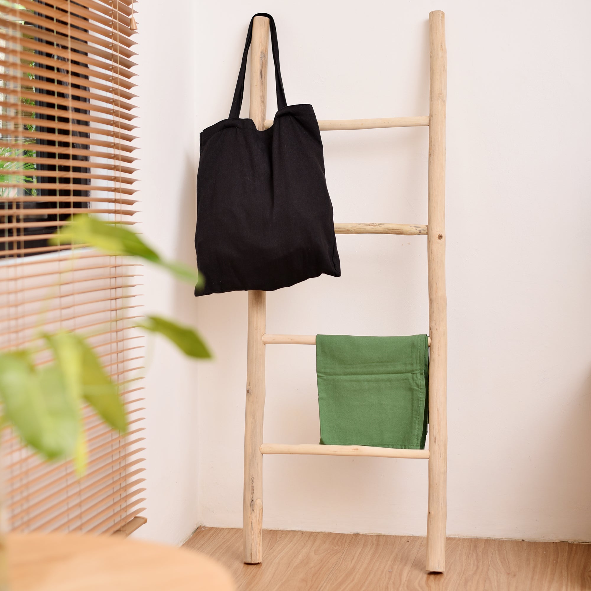 BANDAR – 4-poziomowa półka ścienna w kształcie drabiny z litego drewna naturalnego