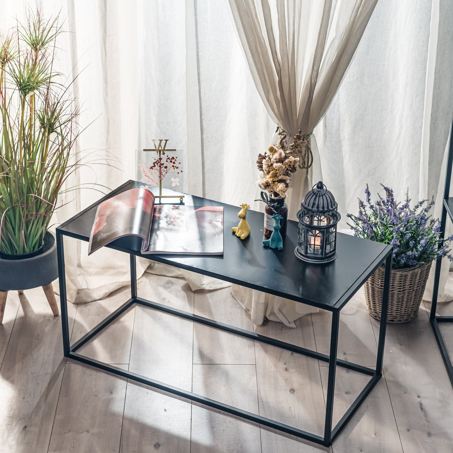 Industrialny stolik kawowy z czarnego metalu