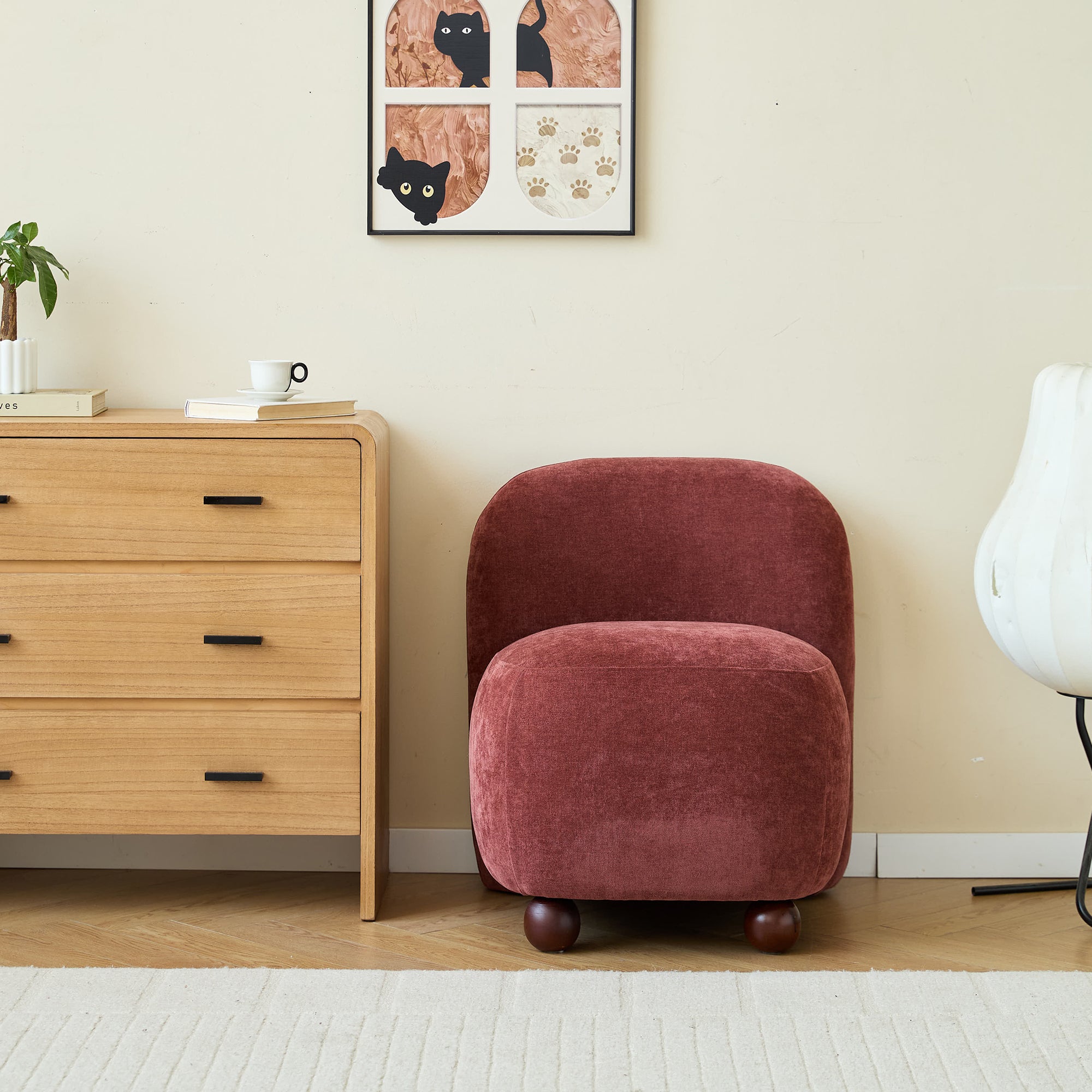 KOKKOLA – fotel salonowy z litego drewna i tkaniny w kolorze terakoty