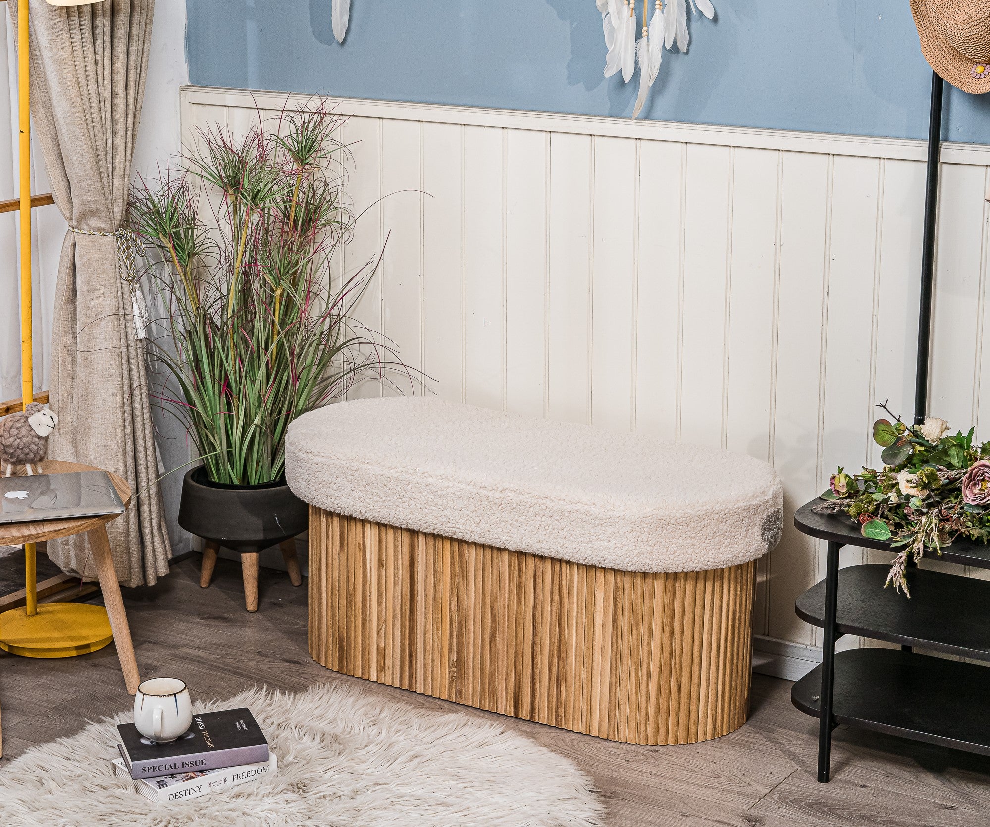 BAOTSU – Ławka skrzynia z drewnianym schowkiem i białymi pętelkami