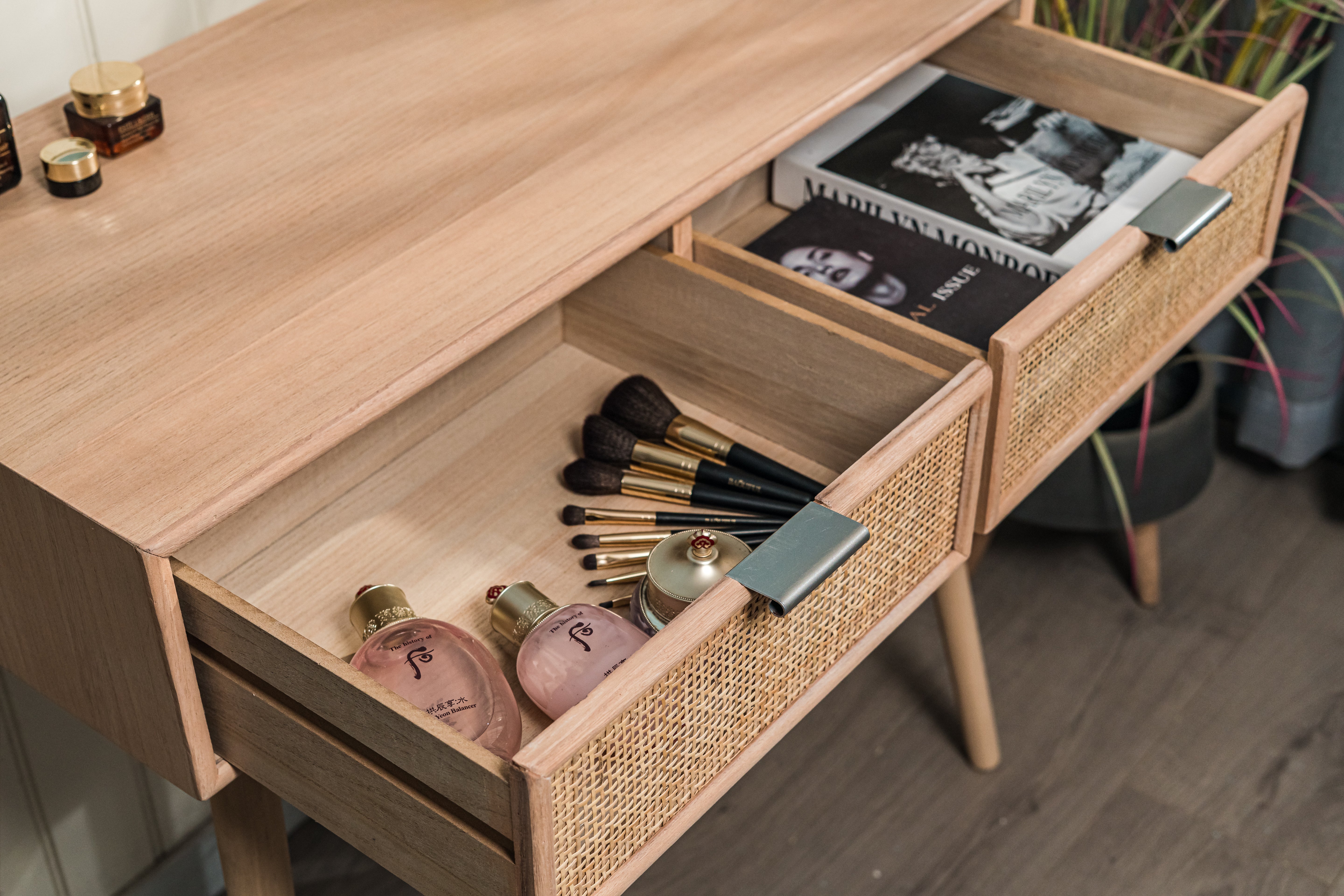 Konsola z 2 szufladami z drewna i naturalnego rattanu