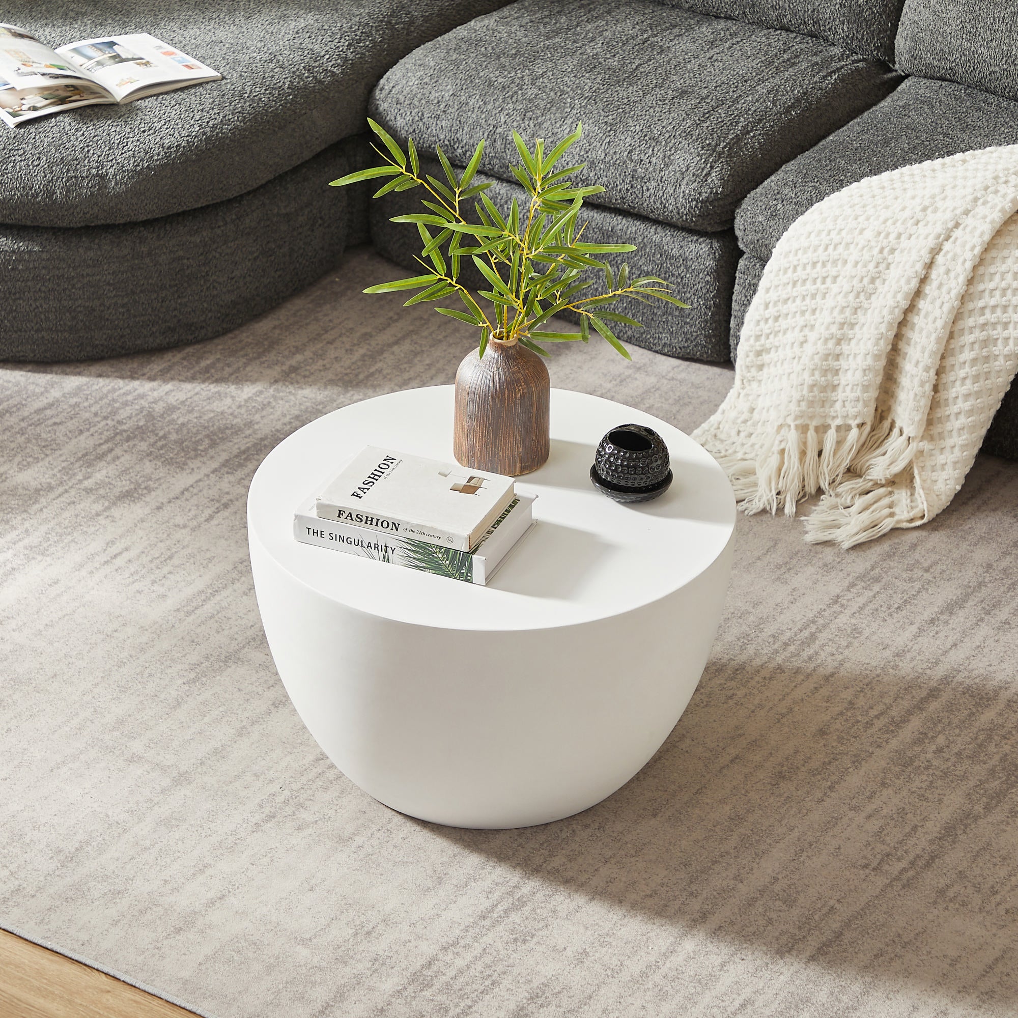 PARNU – stolik kawowy do wnętrz i na zewnątrz z białego magnezytu