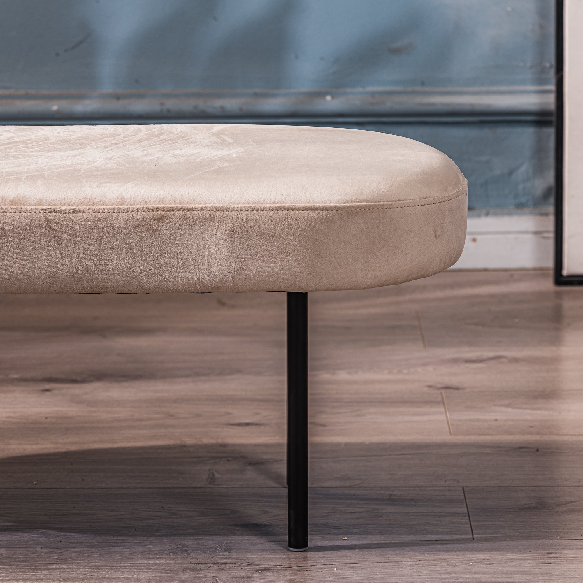 Ławka z metalu i beżowego aksamitu