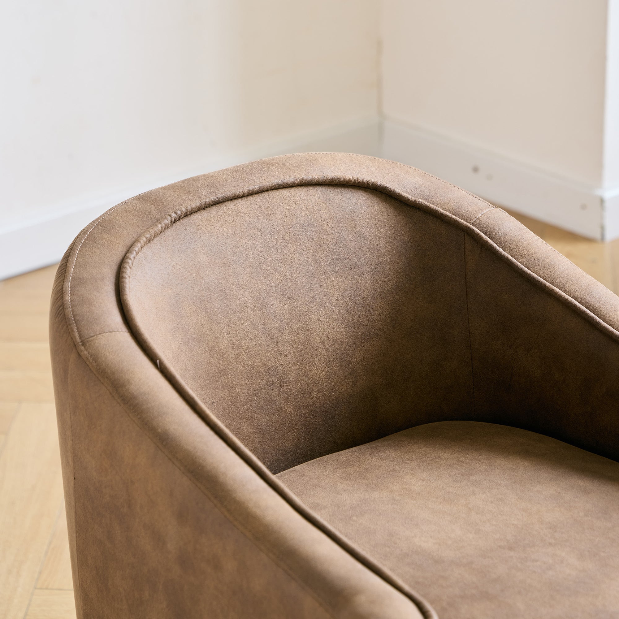 IVALO – fotel salonowy z litego drewna i brązowej zamszowej tkaniny