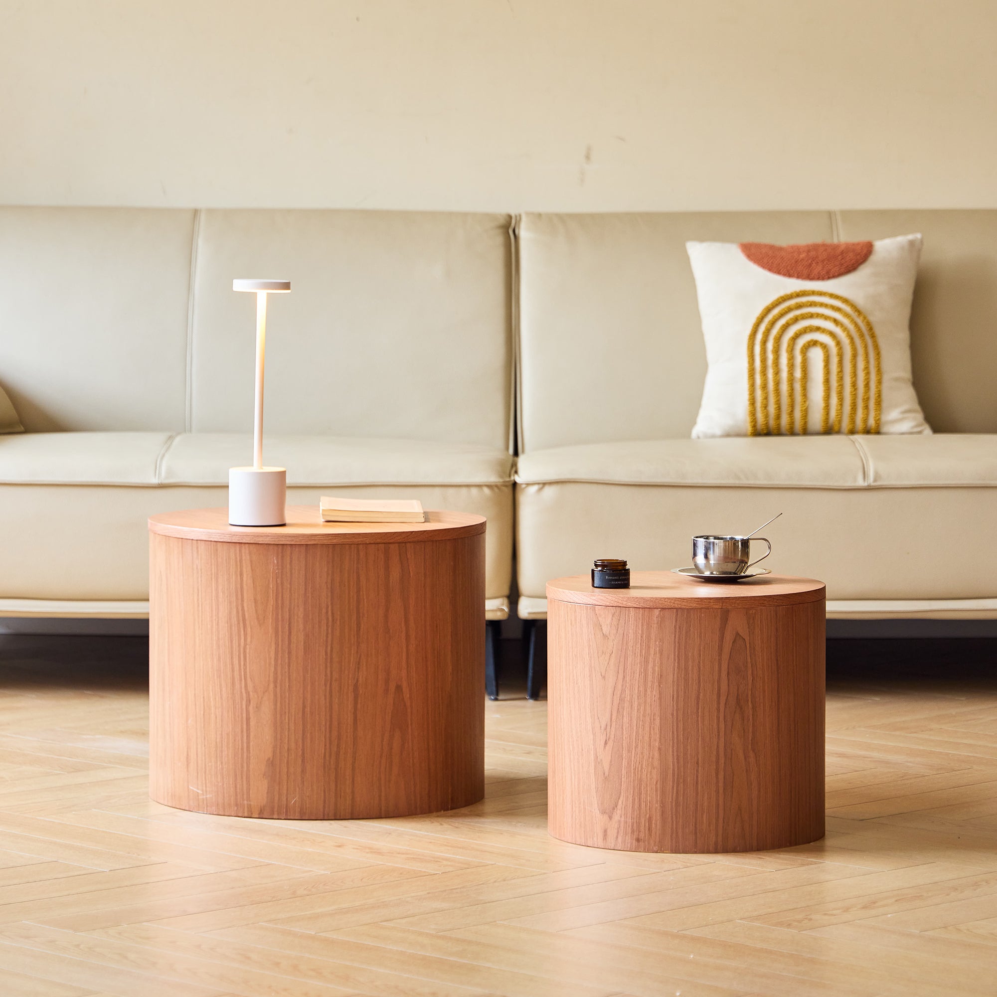 YATOMI – Zestaw 2 okrągłych stolików z litego drewna funkcją przechowywania