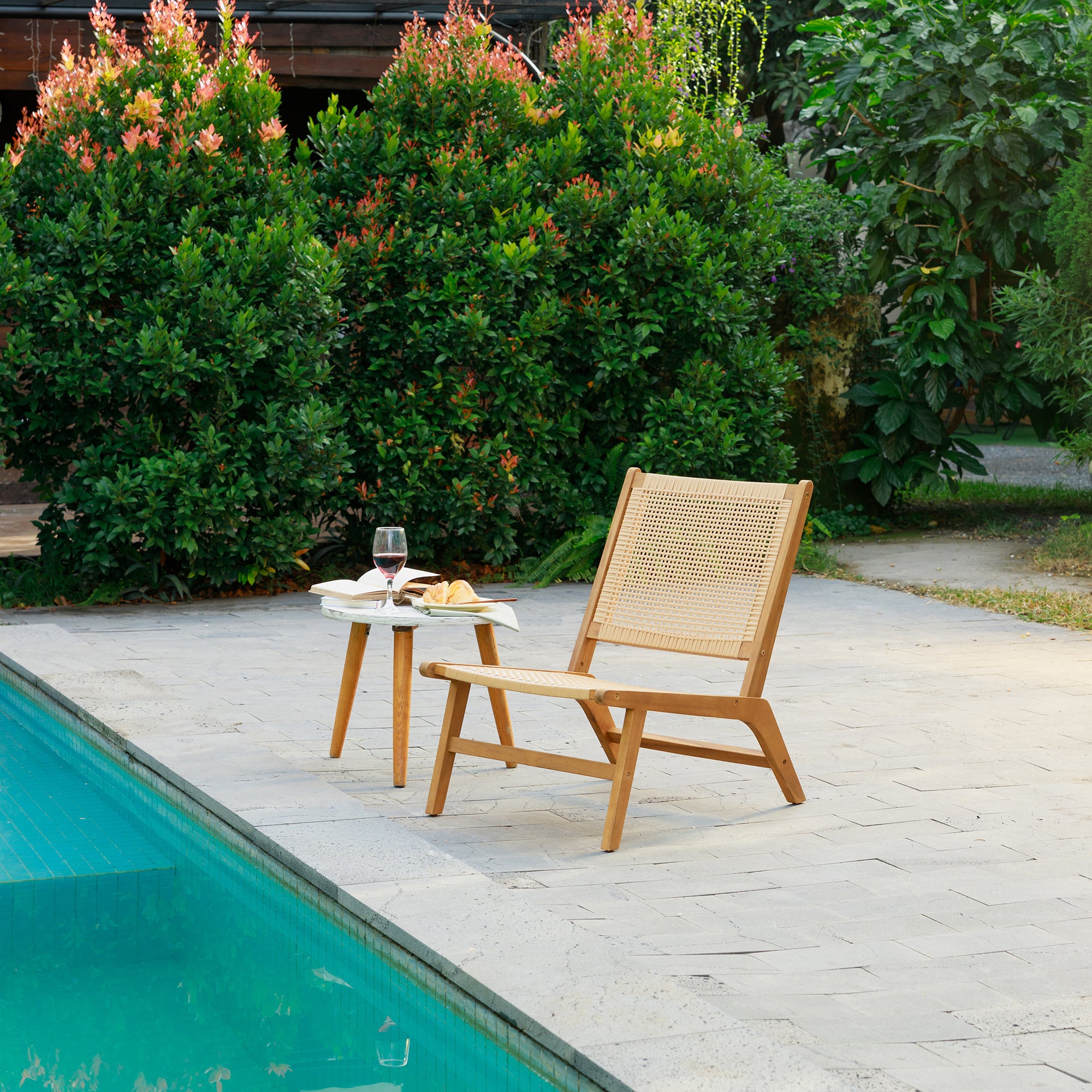 AGUILARES – Fotel do wnętrz i na zewnątrz z litego drewna akacjowego i rattanowego