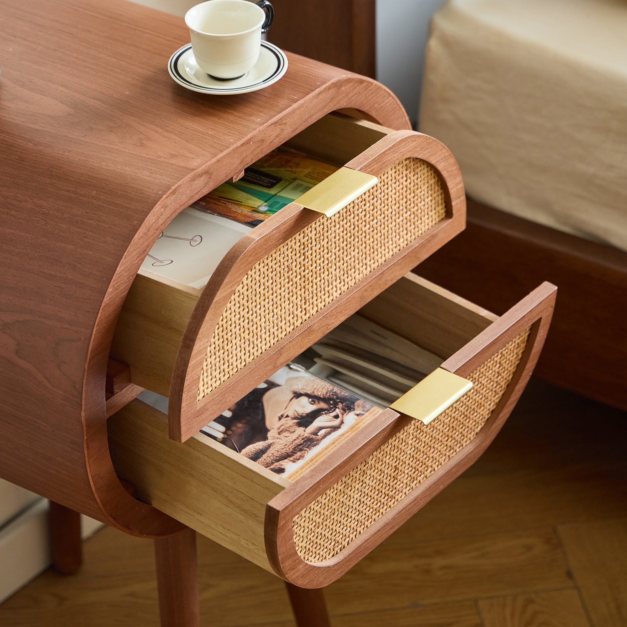 MALIRON - Szafka nocna z 2 szufladami z rattanu i drewna orzechowego