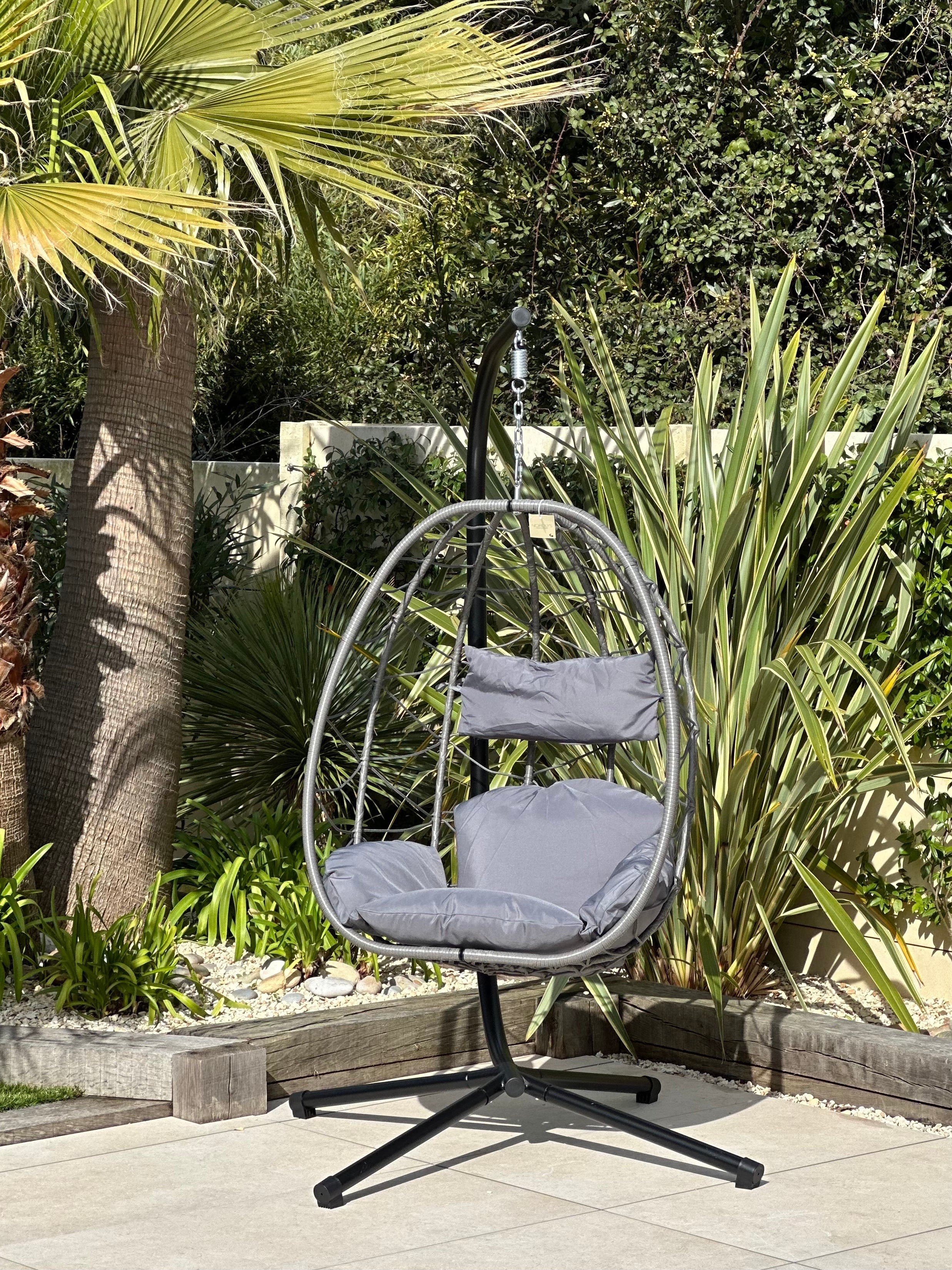 VENICE – Wiszący fotel z rattanu i czarnego metalu