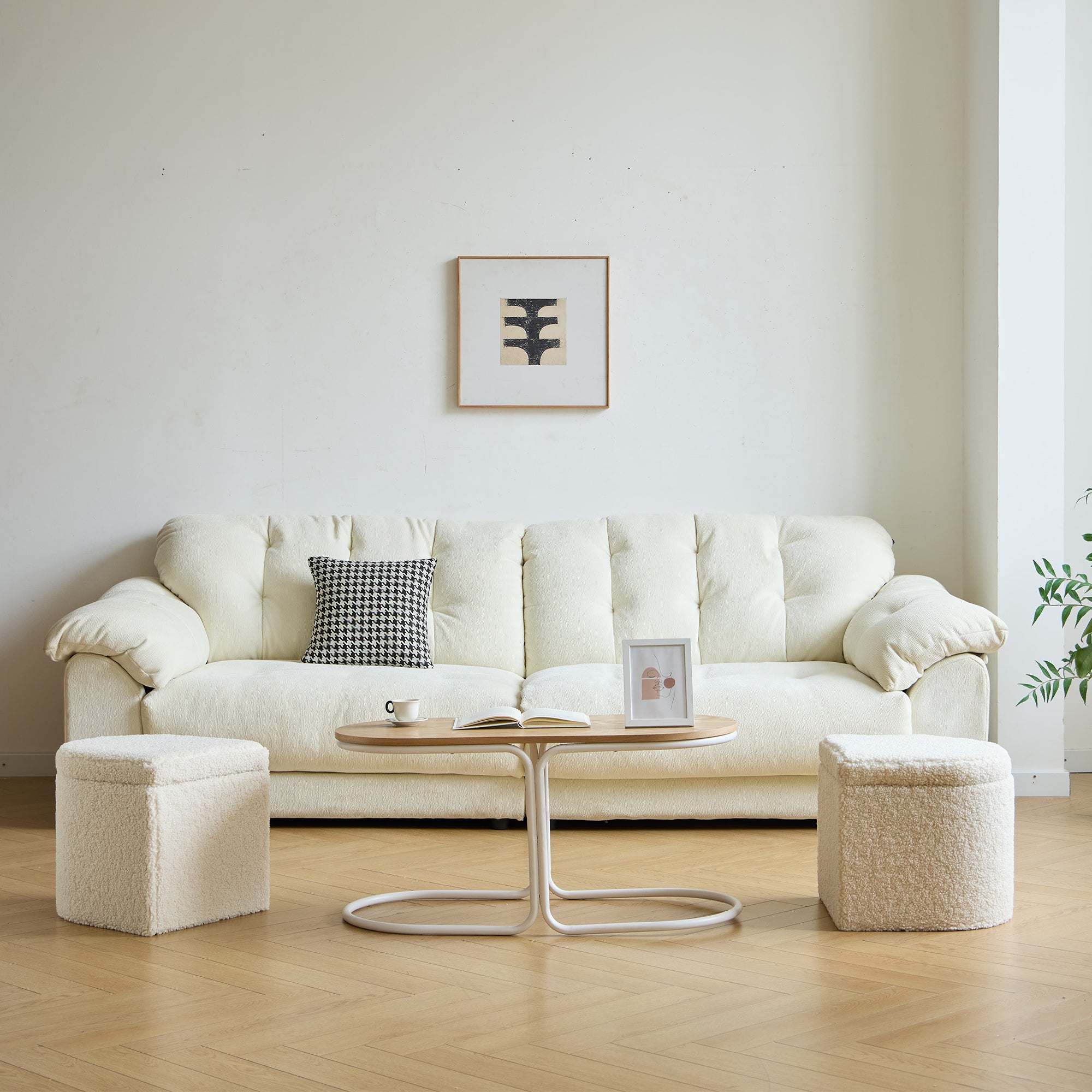 SENJA – Zestaw składający się z drewnianego stolika kawowego i 2 puf w białym kolorze z pętelkami