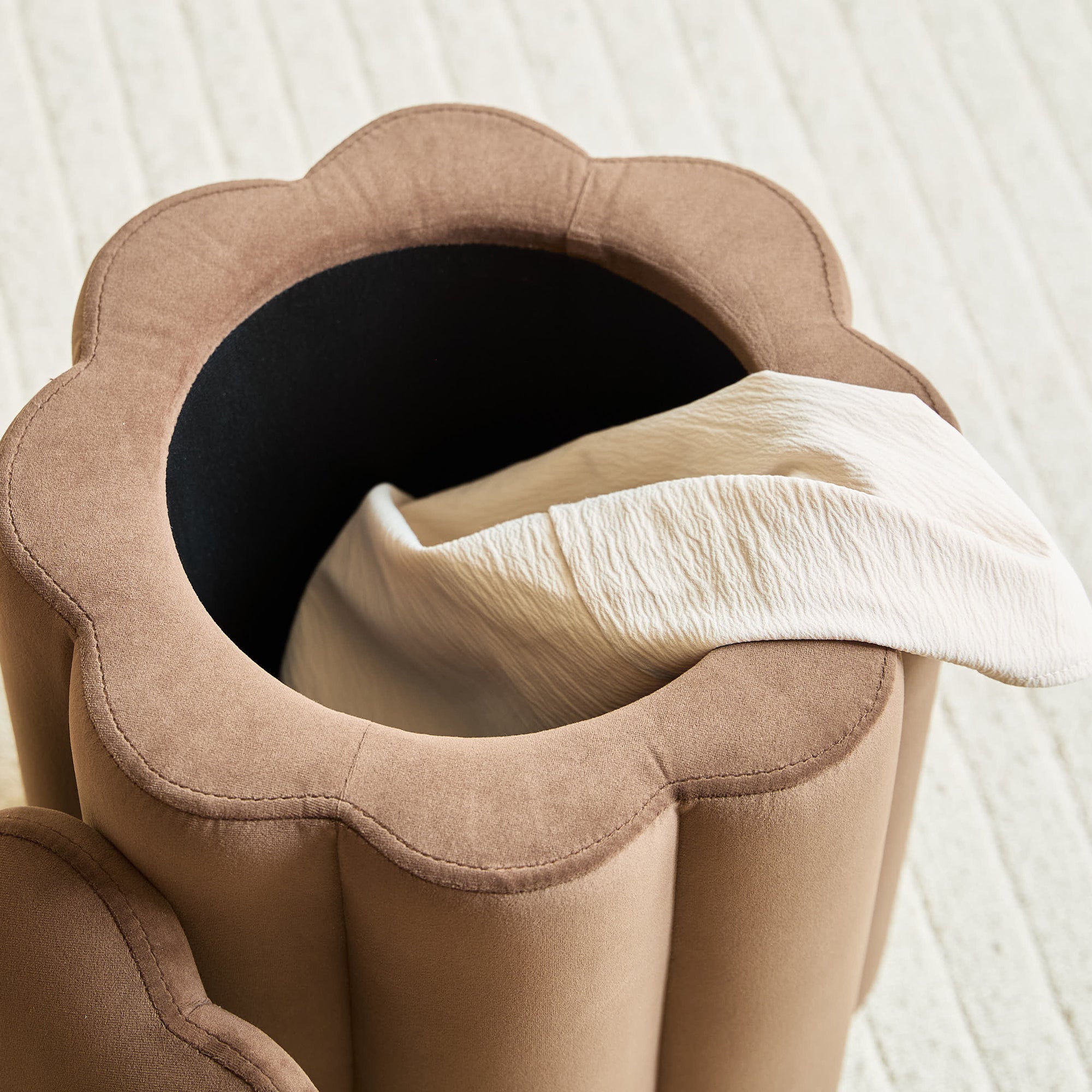 NIGATA – Brązowa aksamitna pufa do salonu z schowkiem